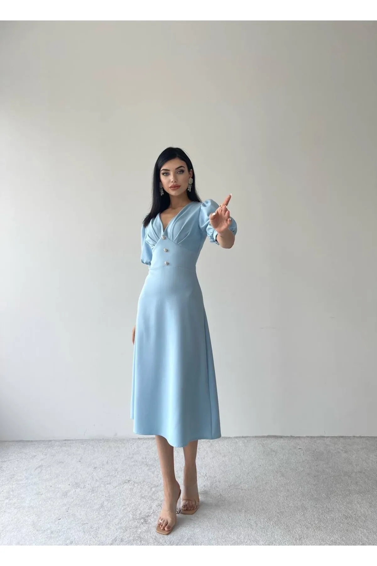 SONREİR  KLEID IN MIDI-LÄNGE MIT BALLONÄRMELN, KNOPFDETAILS VORNE