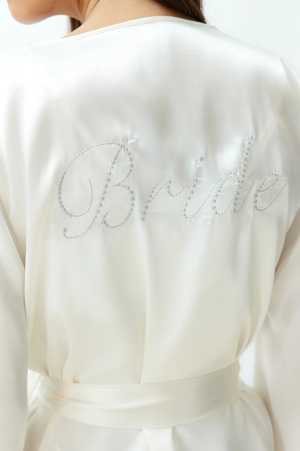 Trendyol Collection  Weißer Braut-Morgenmantel aus Satin mit Schwungrad und Stickerei auf der Rückseite, Geschenk-Morgenmantel aus Satin THMSS24SB00009