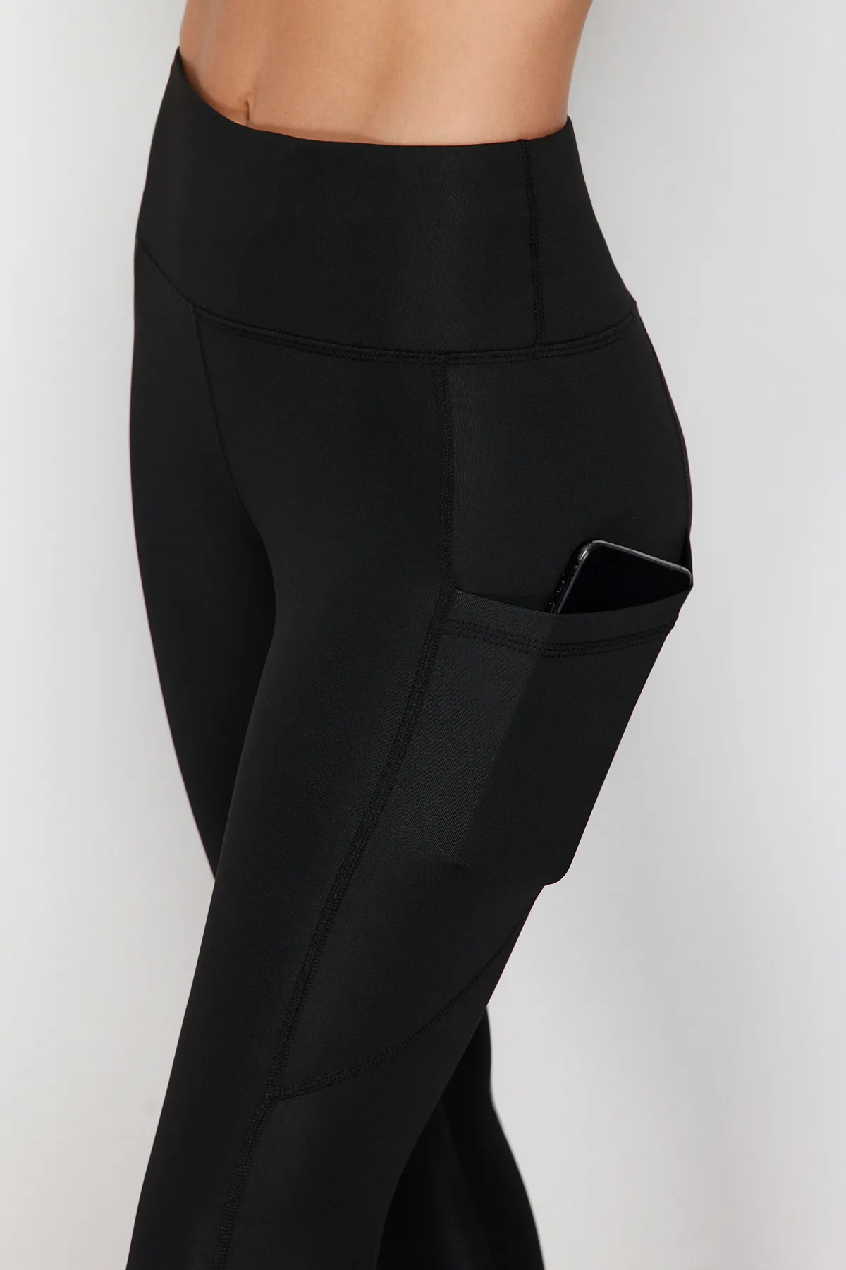 Trendyol Collection  Schwarze gestrickte Sport-Leggings in voller Länge mit doppelten Taschen und detaillierten Details THMSS24TY00029