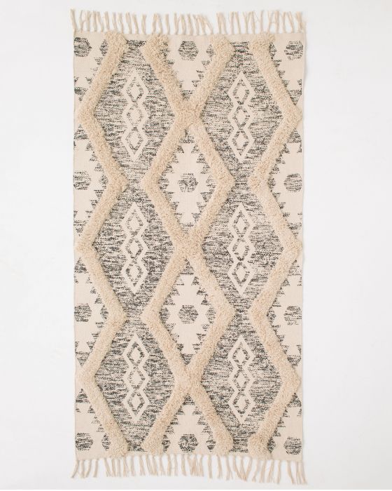 Tapis reliéfé frangé
