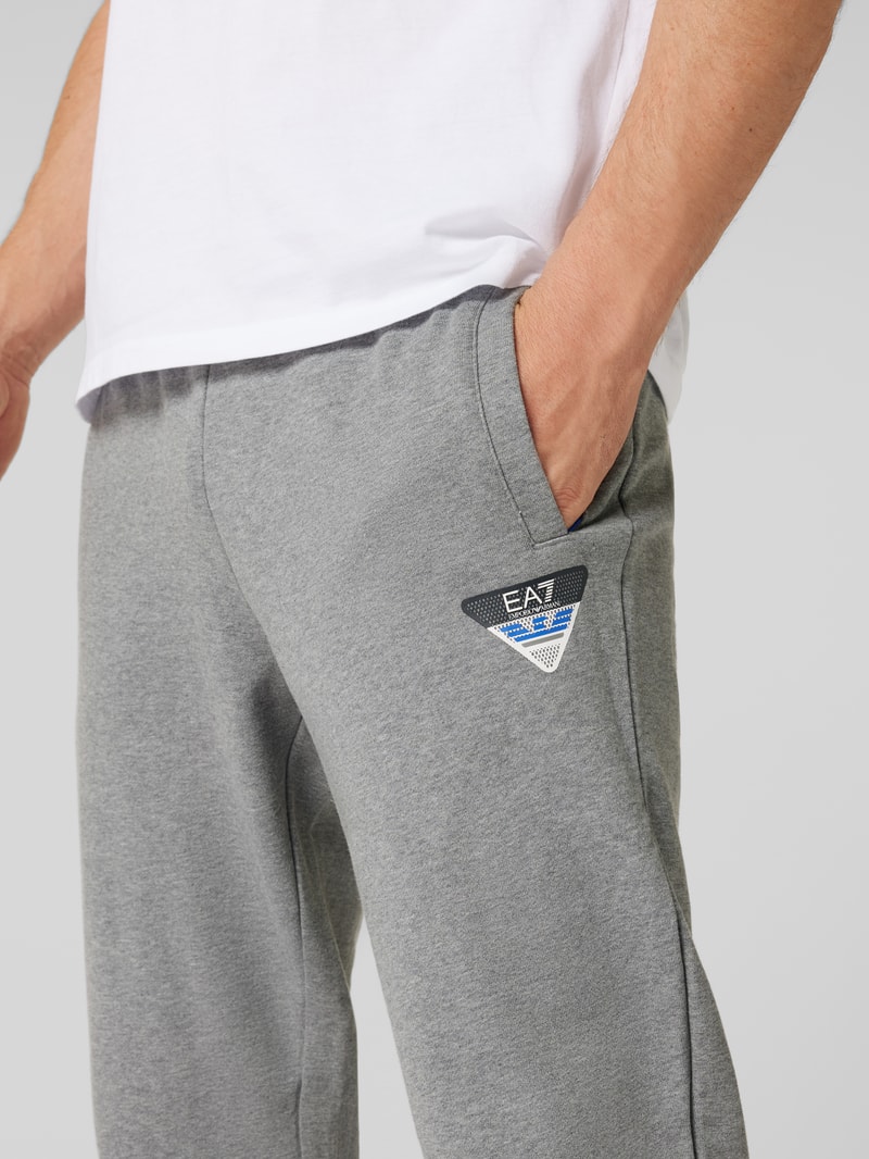 Sweatpants mit Label-Details in mittelgrau meliert