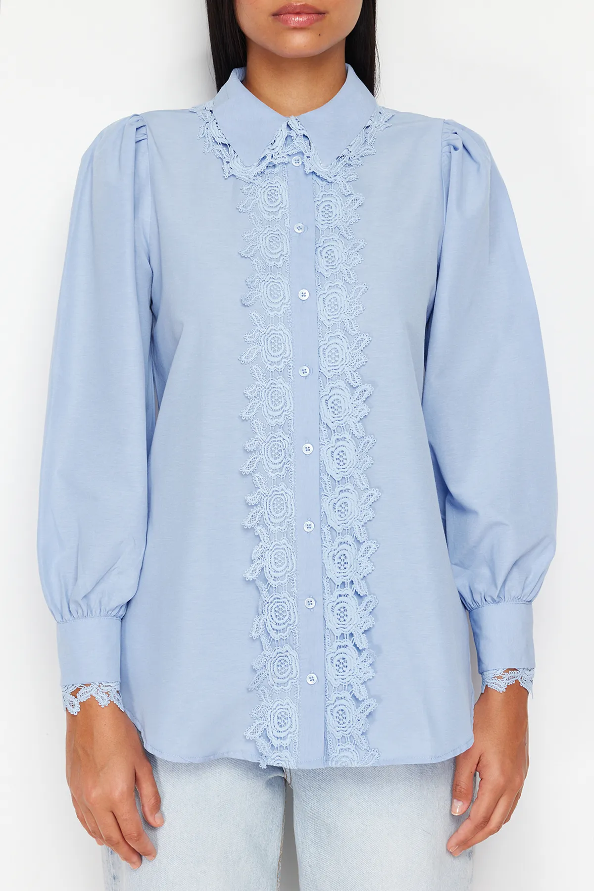Trendyol Modest  Blaues Hemd aus Baumwollgewebe mit Spitzenstickerei und detaillierter Stickerei TCTSS24TG00022