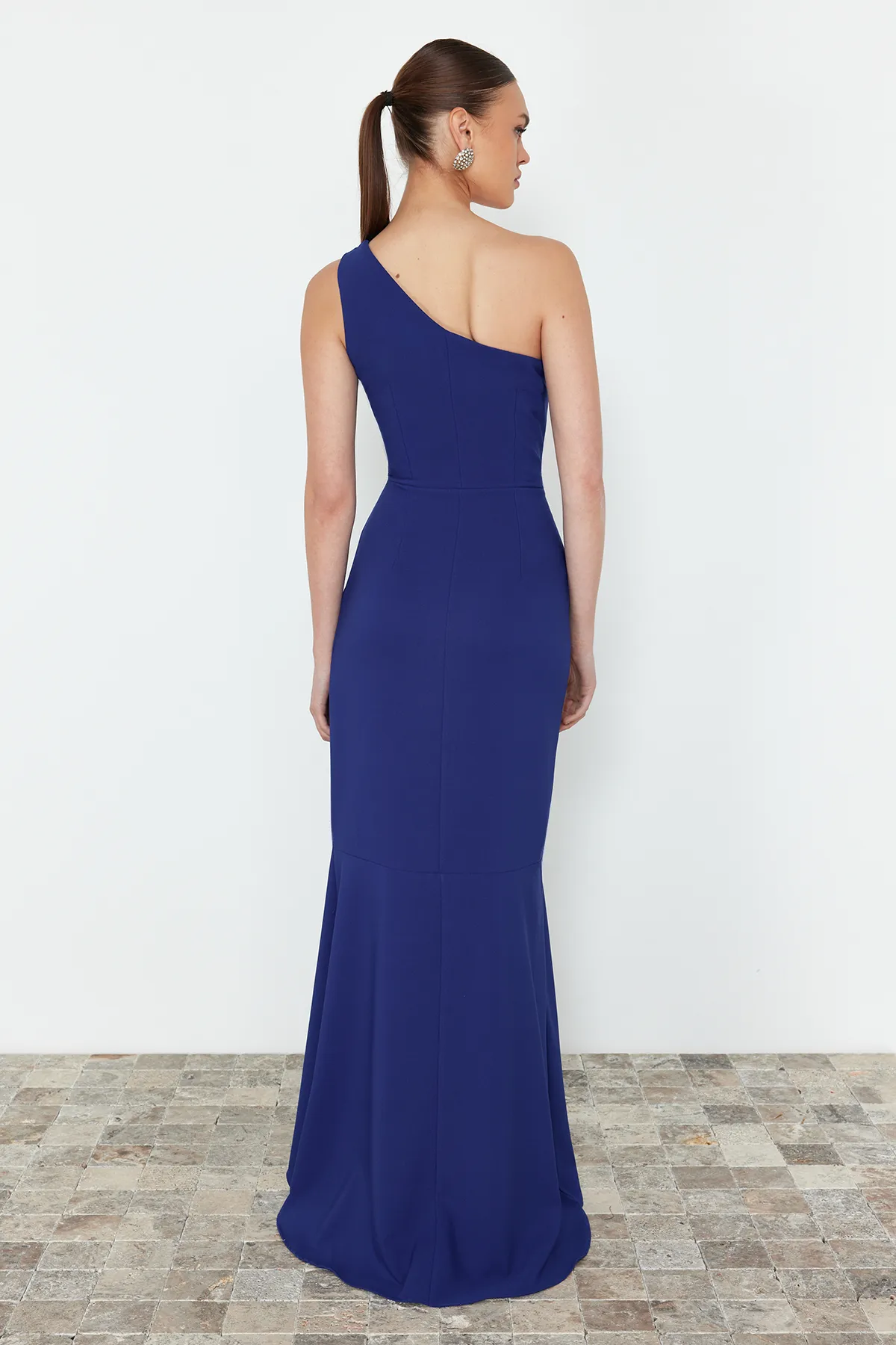 Trendyol Collection  Saks – Langes Abendkleid mit Volant und einzelnen Ärmeln TPRSS24AE00126