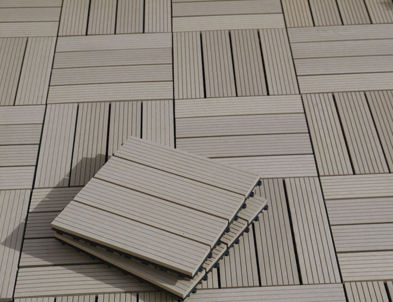 Weles WPC Terrassen Fliesen 10er-Set (ca. 0,9 m2), 30 x 30 cm, hellgrau, leicht verlegbar