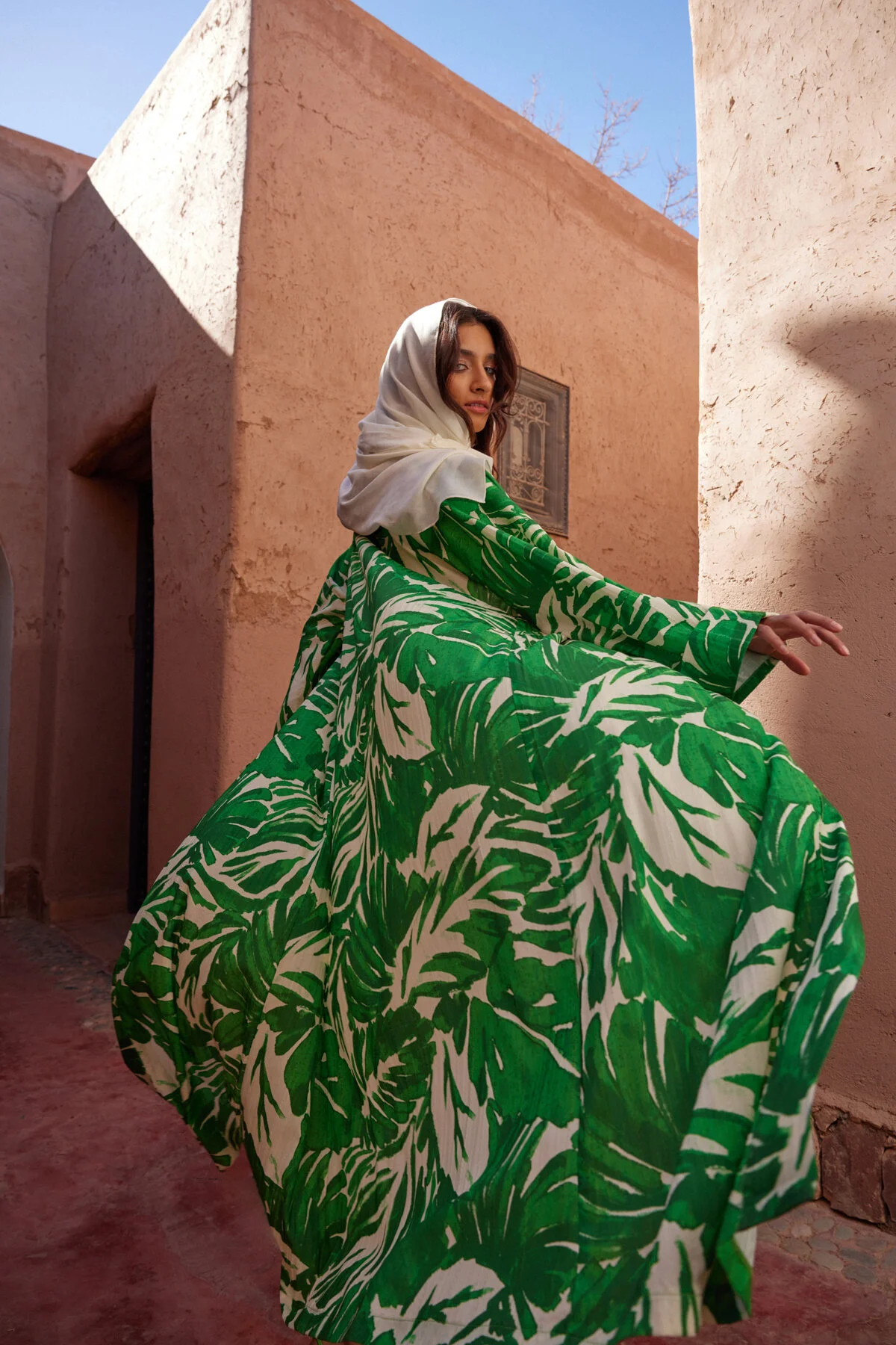 Trendyol Modest  Langer gewebter Kimono und Kaftan mit tropischem Muster in Grün TCTSS24KF00000
