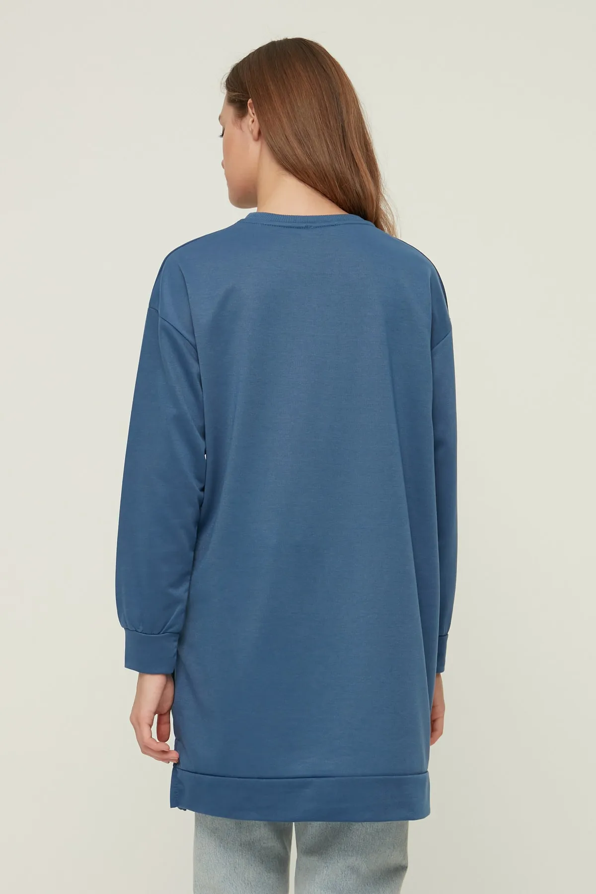 Trendyol Modest  Indigofarbenes Basic-Strick-Sweatshirt mit Rundhalsausschnitt und Schlitz und detailliertem Ausschnitt TCTAW22TW0138