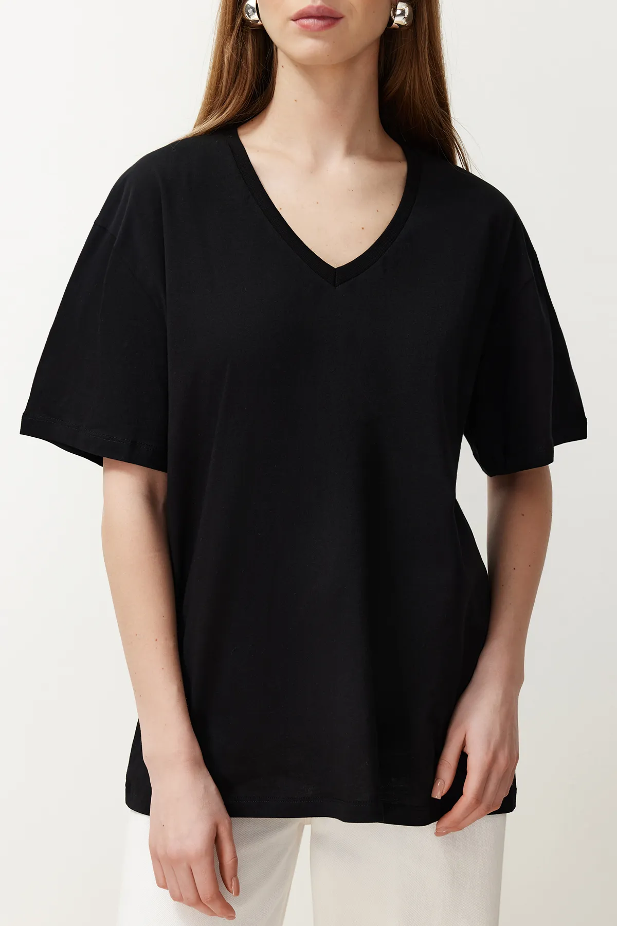 Trendyol Collection  Schwarzes Boyfriend-Strick-T-Shirt mit V-Ausschnitt aus 100 % Baumwolle TWOSS23TS00003