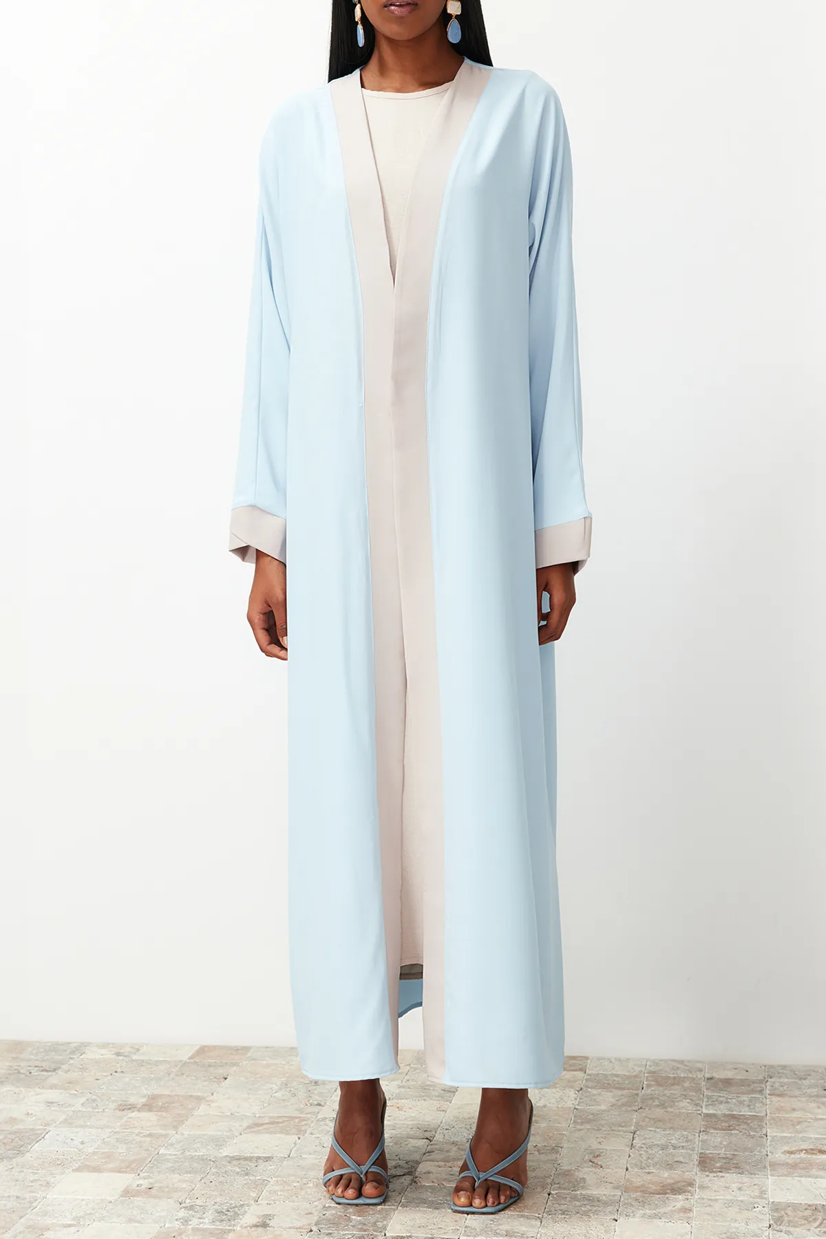 Trendyol Modest  Blaue, farblich blockierte, lange gewebte Kappe & Ferace & Abaya TCTSS24KF00009