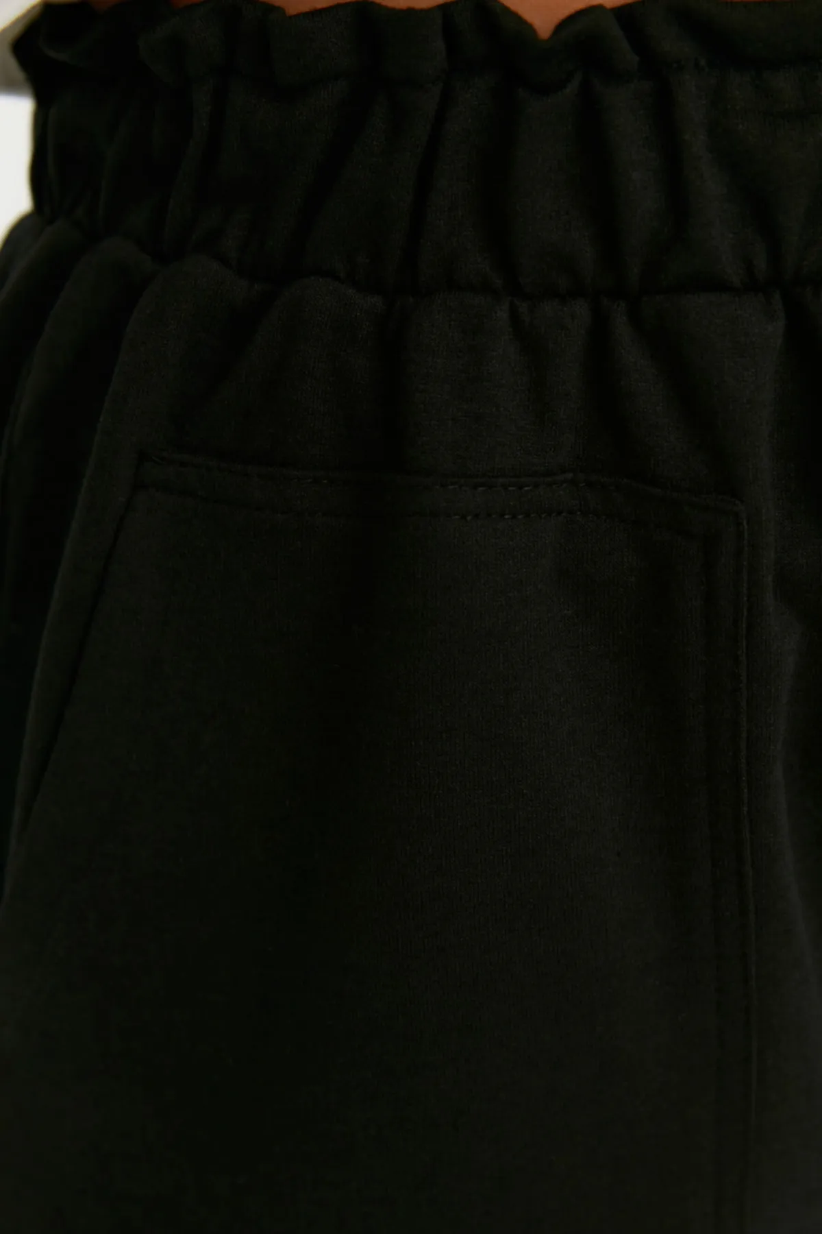 Trendyol Curve  Schwarze Strickshorts mit Taschendetail und Bermuda TBBSS22SR0541