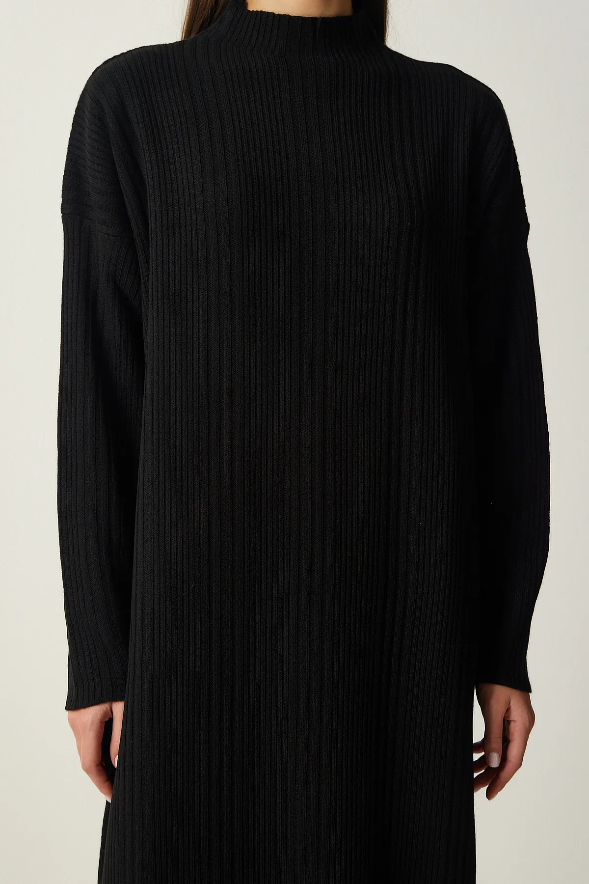 Happiness İstanbul  Schwarzes Oversize-Strickkleid mit hohem Kragen für Damen XN00001