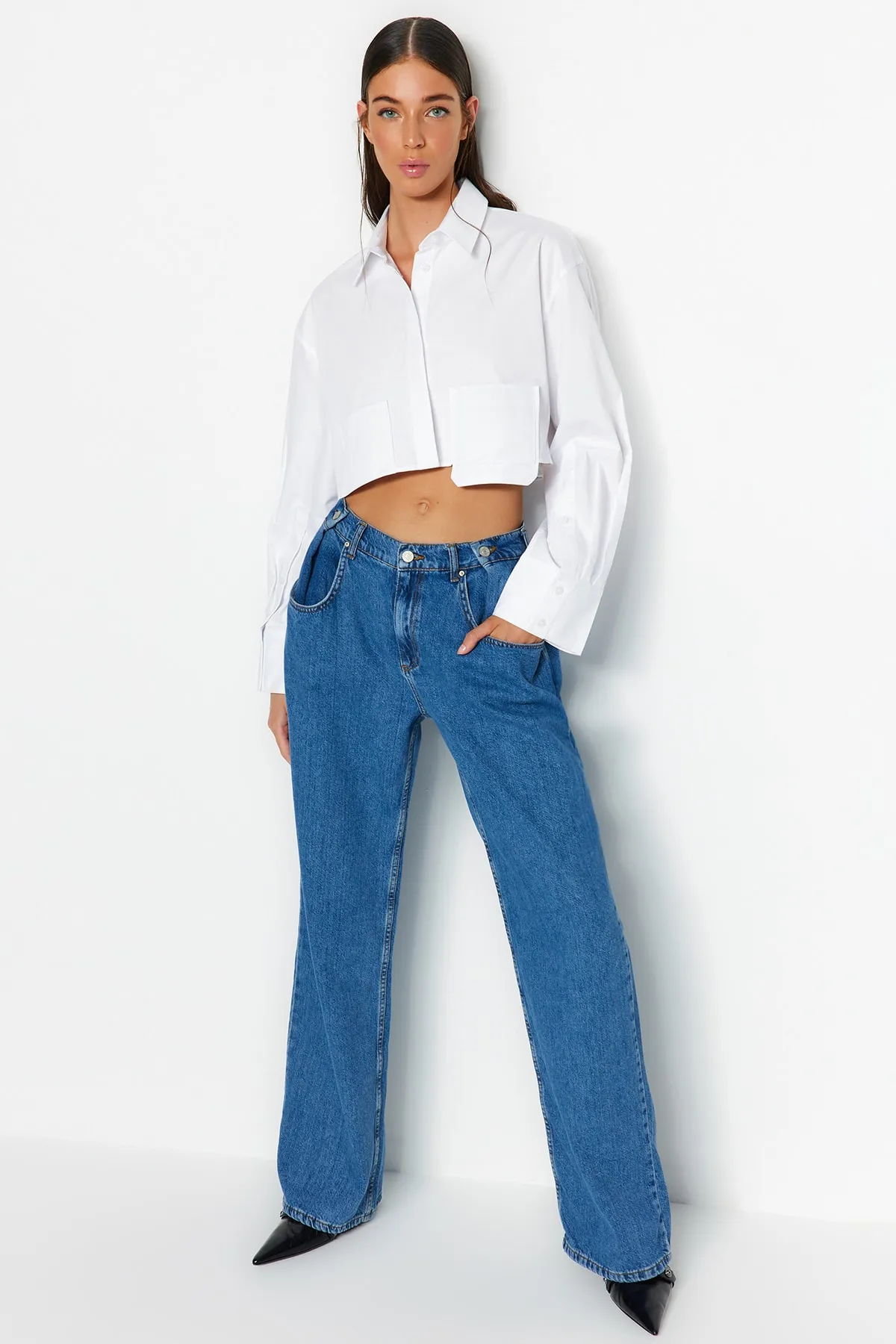Trendyol Collection  Blaue Jeans mit hoher Taille und weitem Bein und Knopfleiste, Faltendesign TWOAW24JE00005