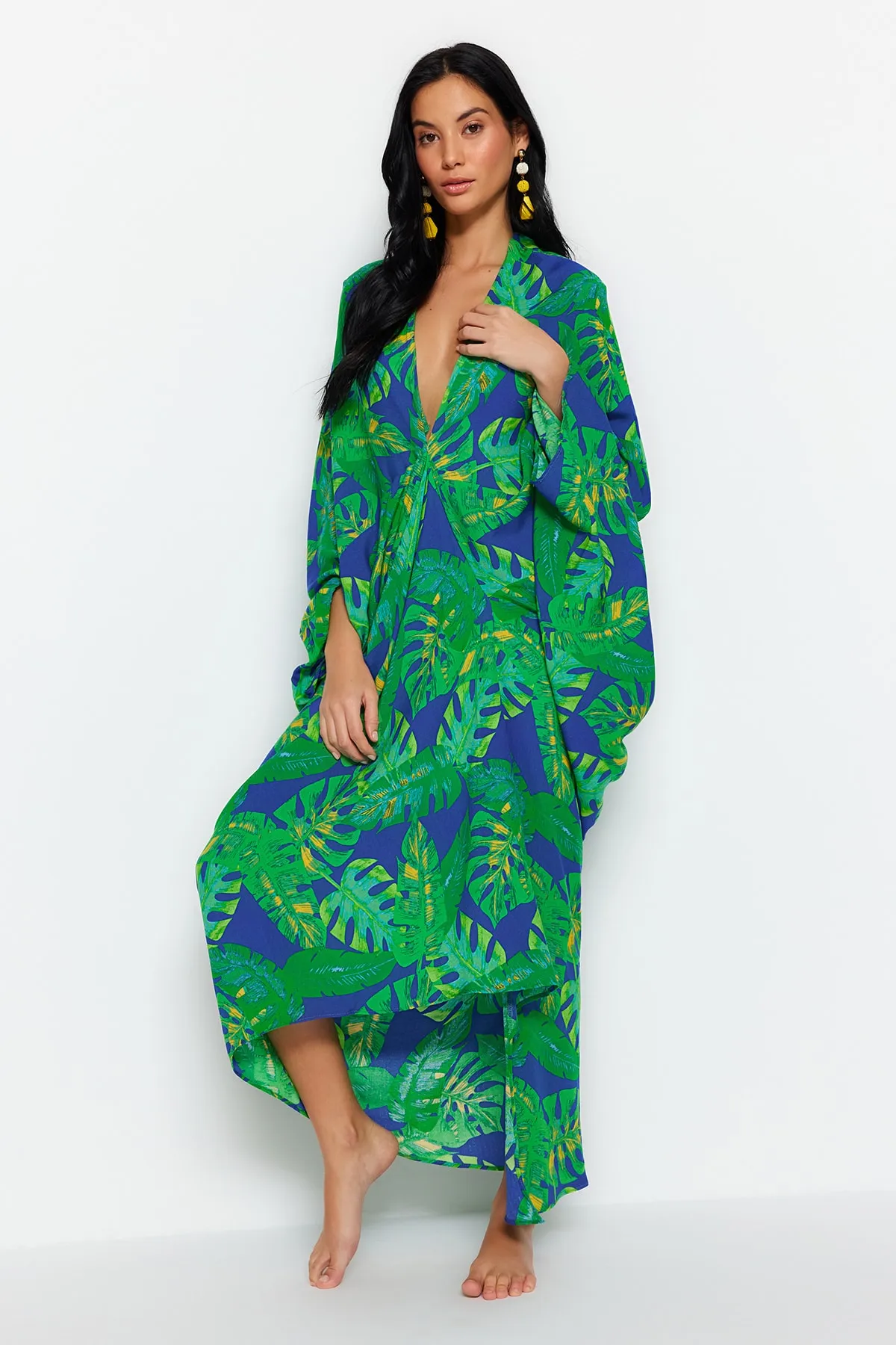Trendyol Collection  Tropisch gemustertes, weit geschnittenes Maxi-Strandkleid aus Webstoff mit Raffung TBESS23EL00274