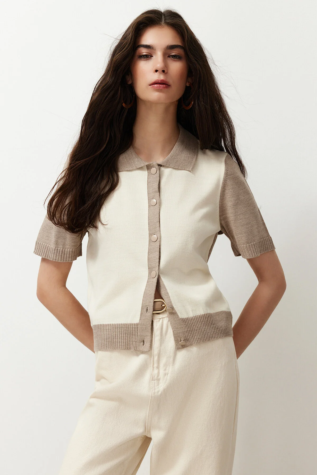 Trendyol Collection  Ecrufarbener Strickpullover mit Polokragen und Farbblock im T-Shirt-Look TWOSS24KZ00026