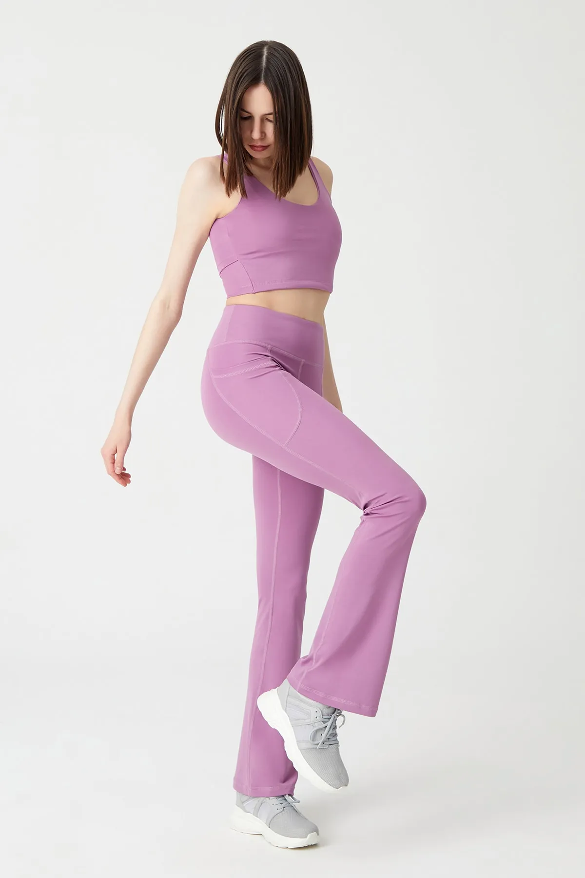 LOS OJOS  Lavendelfarbene, glättende Bootcut-Strumpfhose mit doppelter Tasche und ausgestelltem Bein für Damen mit hoher Taille