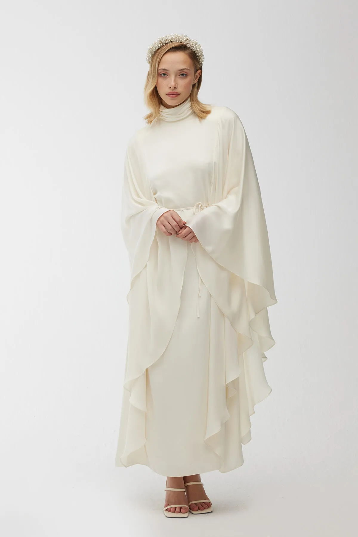 Manuka  Satin-Cape-Abendkleid Ecru