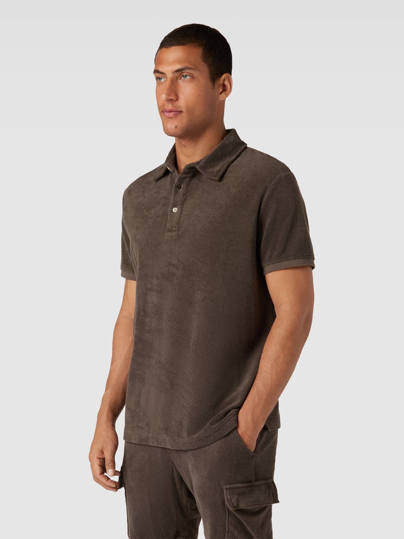 Poloshirt mit Label-Patch in mittelbraun