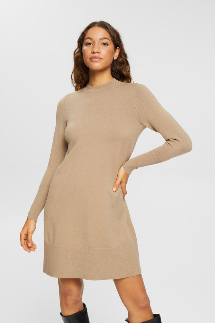 Ausgestelltes Strickkleid