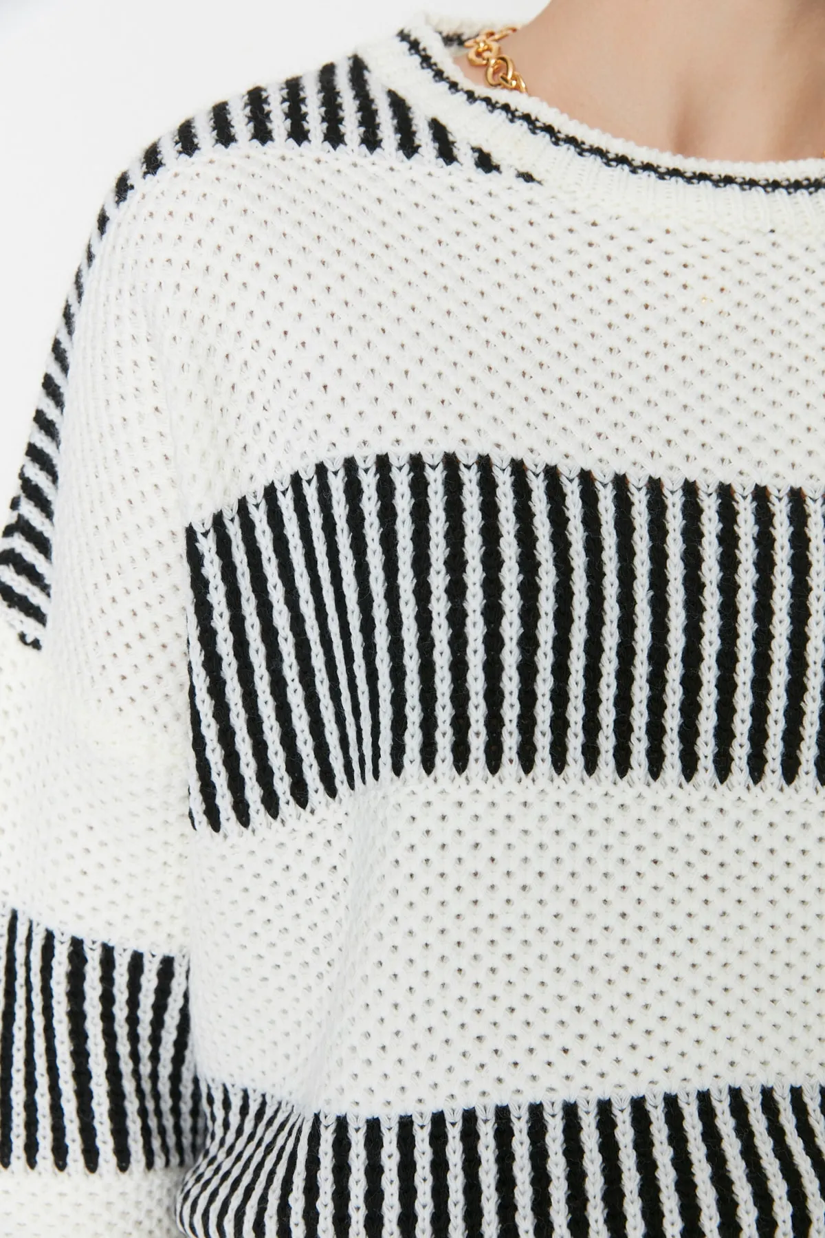 Trendyol Collection  Ecrufarbener Strickpullover mit Farbblockdesign TWOAW23KZ00012