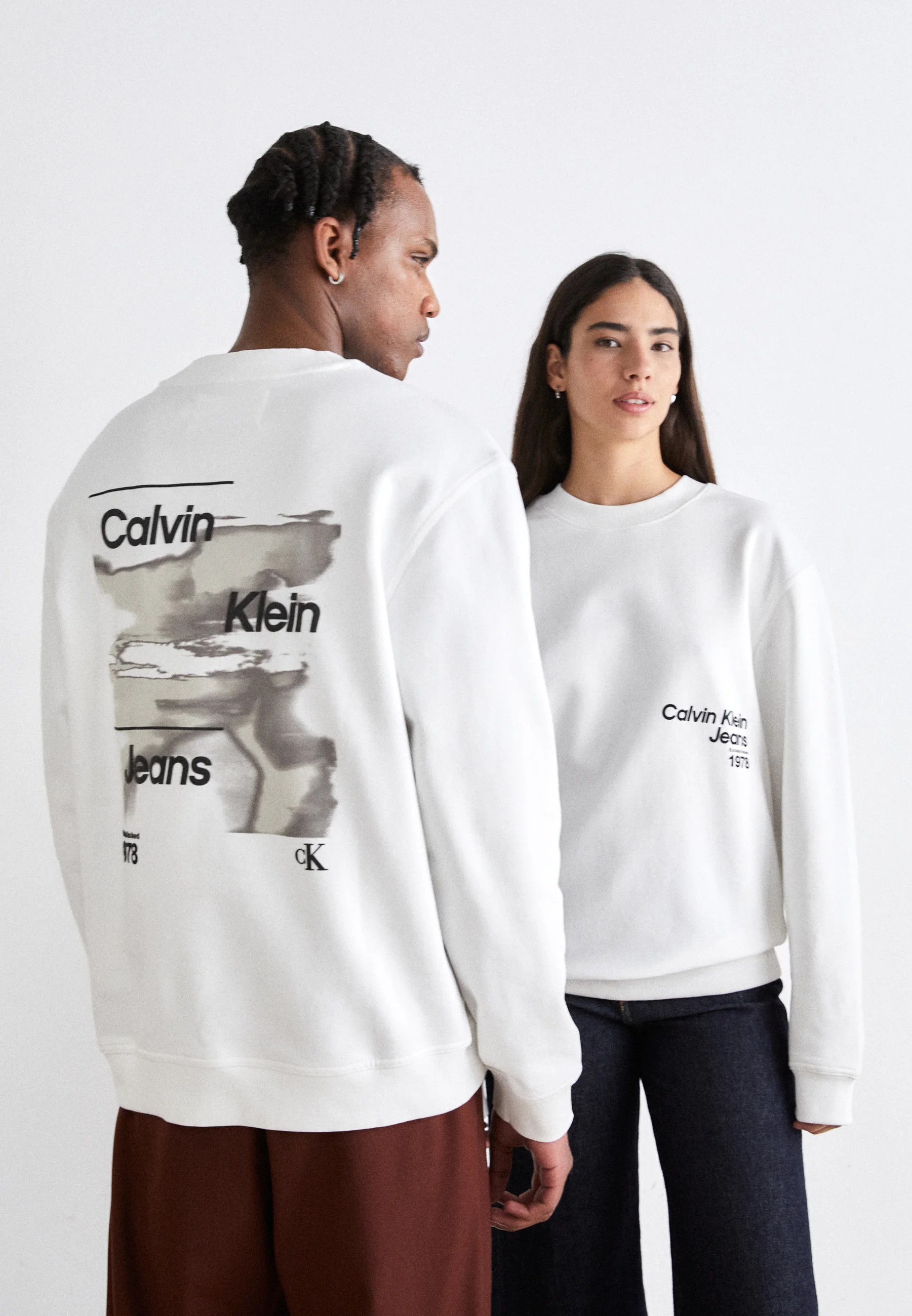 Sudadera unisex de cuello redondo con logotipo difuso de Calvin Klein Jeans