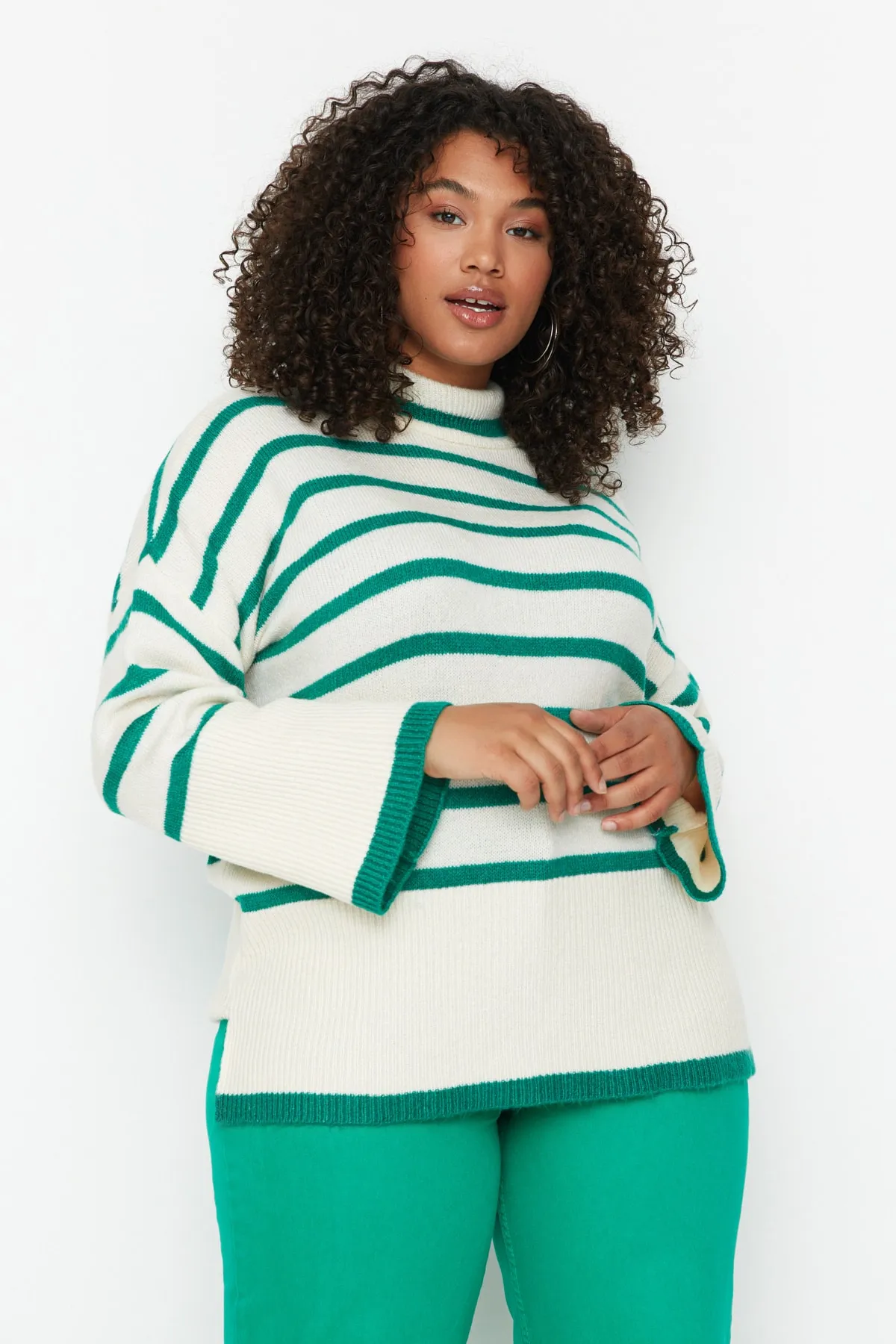 Trendyol Curve  Grün gestreifter Strickpullover TBBAW23AN00015