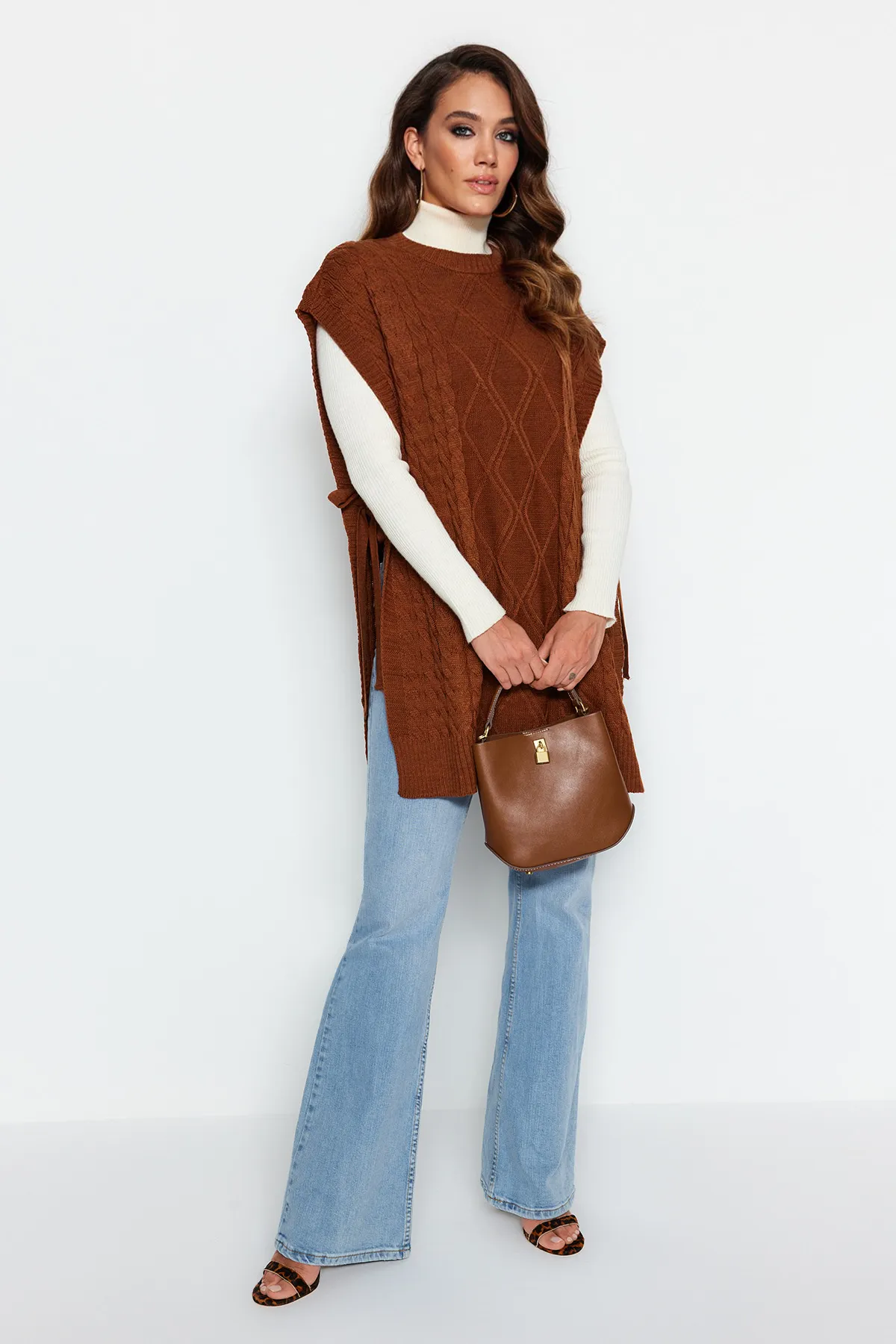 Trendyol Modest  Brauner geflochtener Strickpullover mit Bindegürtel TCTAW22UV0018