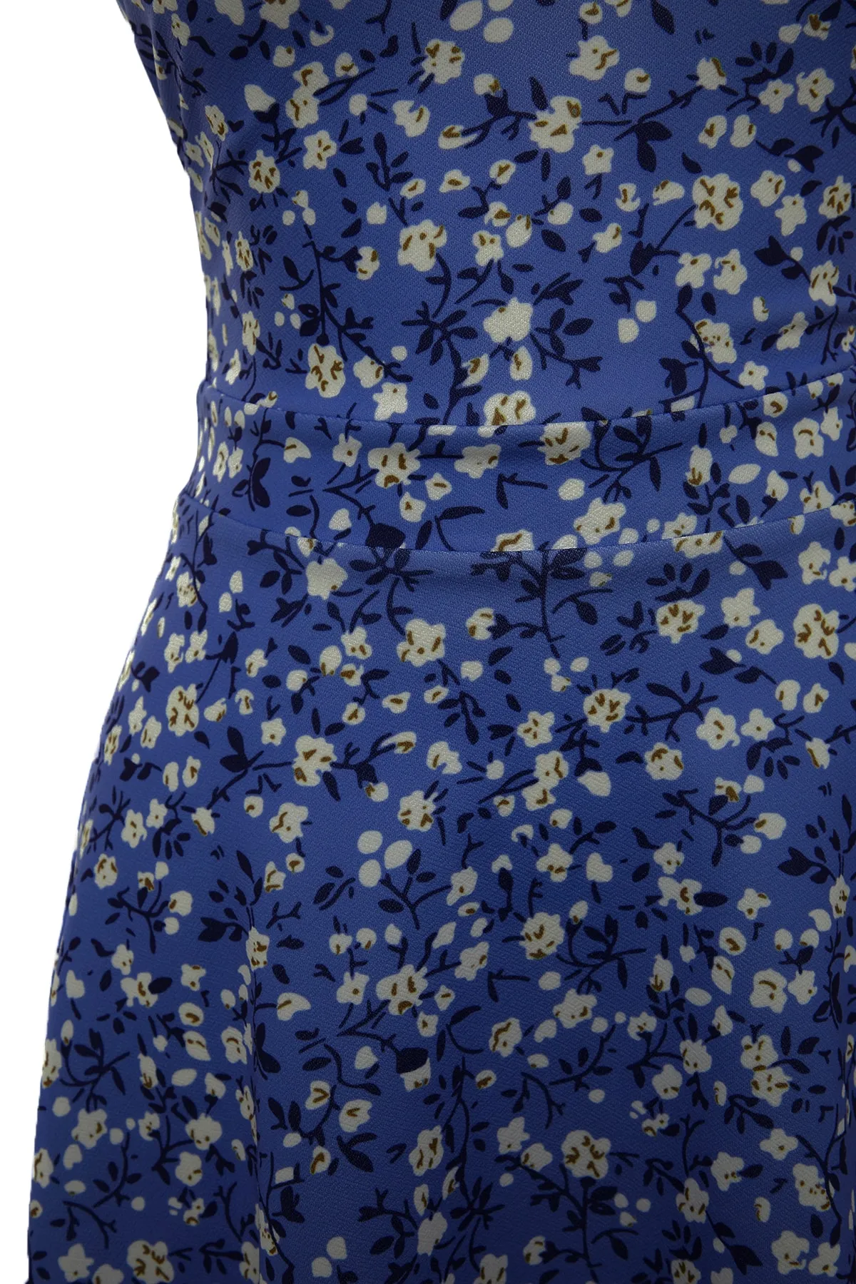 Trendyol Collection  Blaues, floral gemustertes, tief ausgeschnittenes Krepp-Strickkleid mit offener Taille und Skater-Miniträgern TWOSS20EL1630