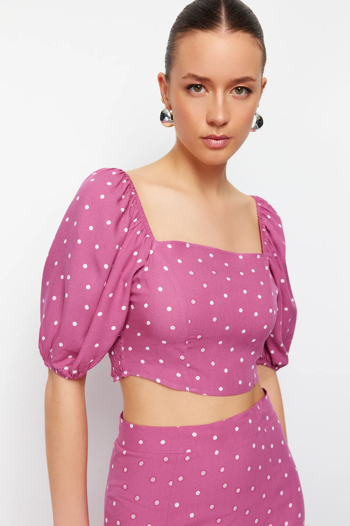 Trendyol Collection  Pflaumenfarbenes, geschlitztes Midi-Set aus Viskosegewebe mit Punkten TWOSS20AU0097