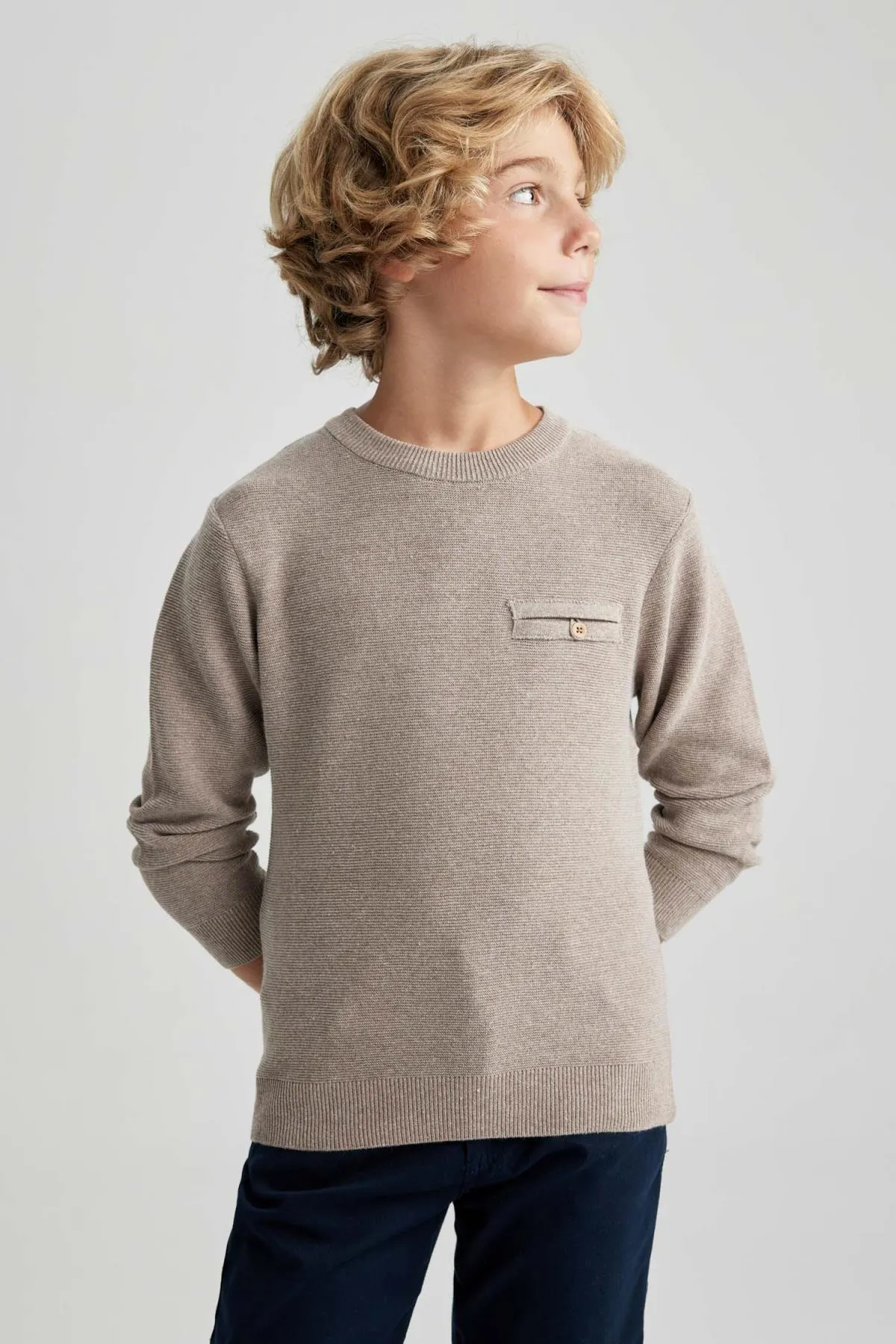 DeFacto  Strickpullover für Jungen mit normaler Passform und Rundhalsausschnitt