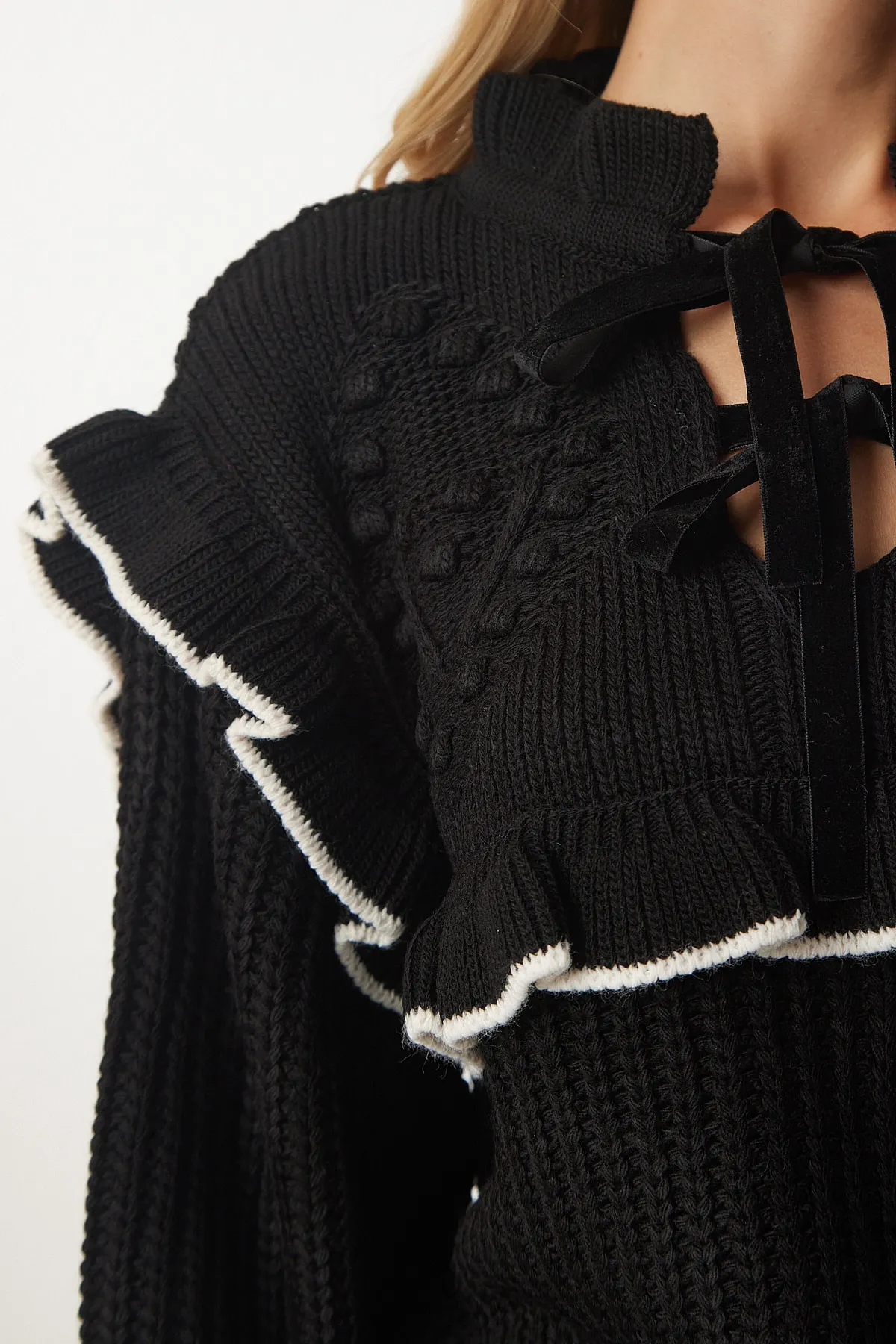 Happiness İstanbul  Schwarzer Strickpullover mit Rüschenkragen und Schleife für Damen MT00112