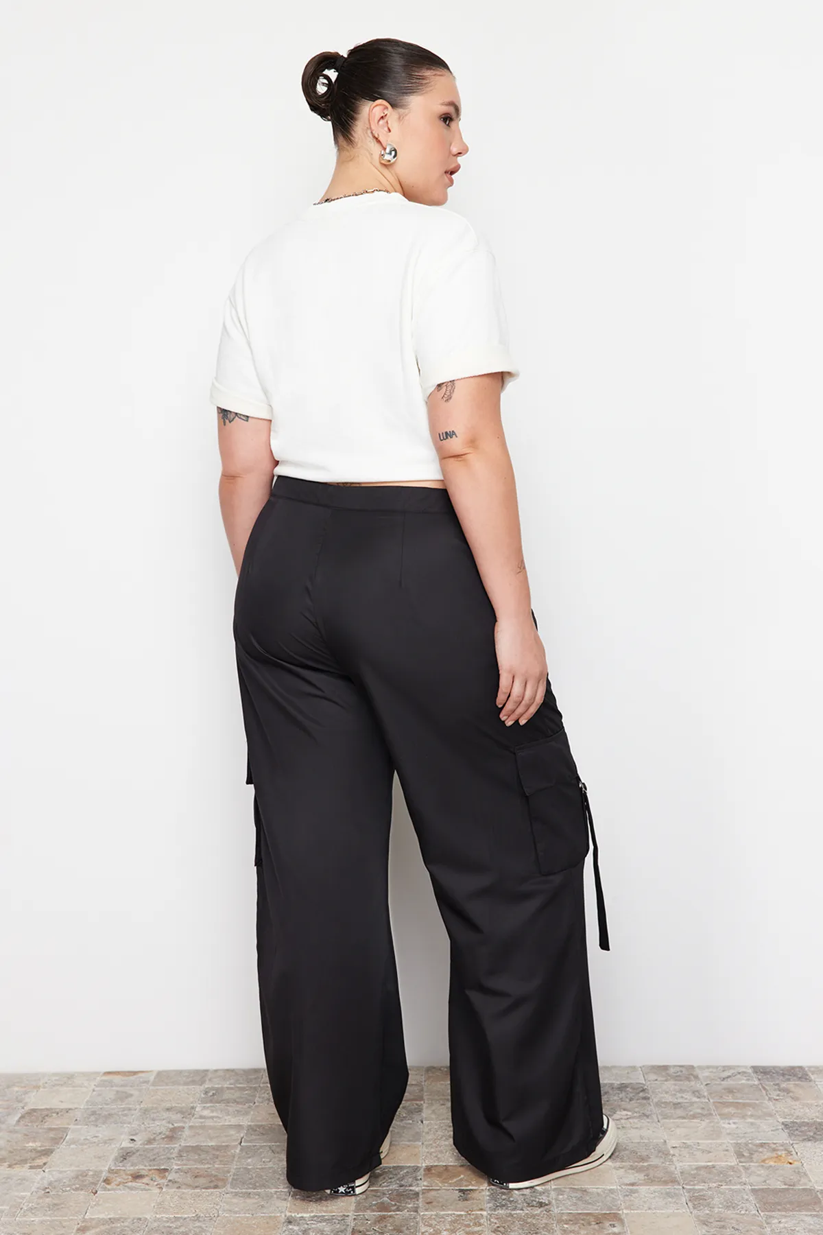 Trendyol Curve  Schwarze Fallschirm-Webhose mit weitem Bein TBBAW24AR00010