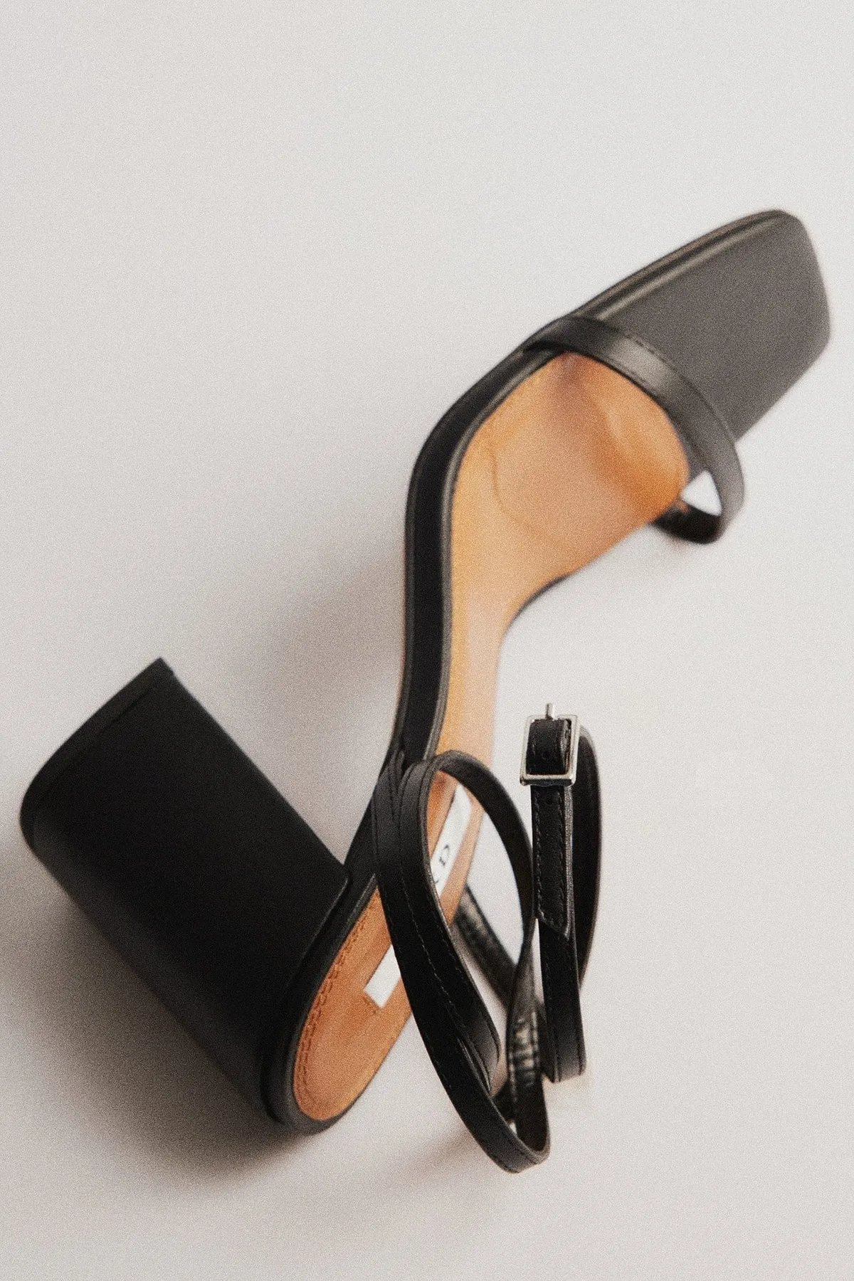 NA-KD  Sandalen mit Blockabsatz und Knöchelriemen