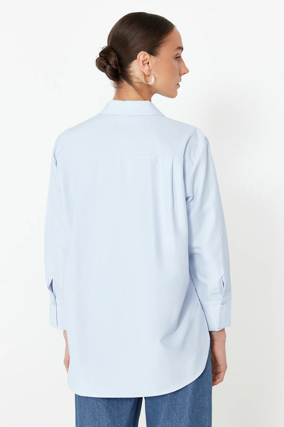 Trendyol Collection  Hellblaues gewebtes Hemd mit Steindetail - Regular Fit TWOSS24GO00069