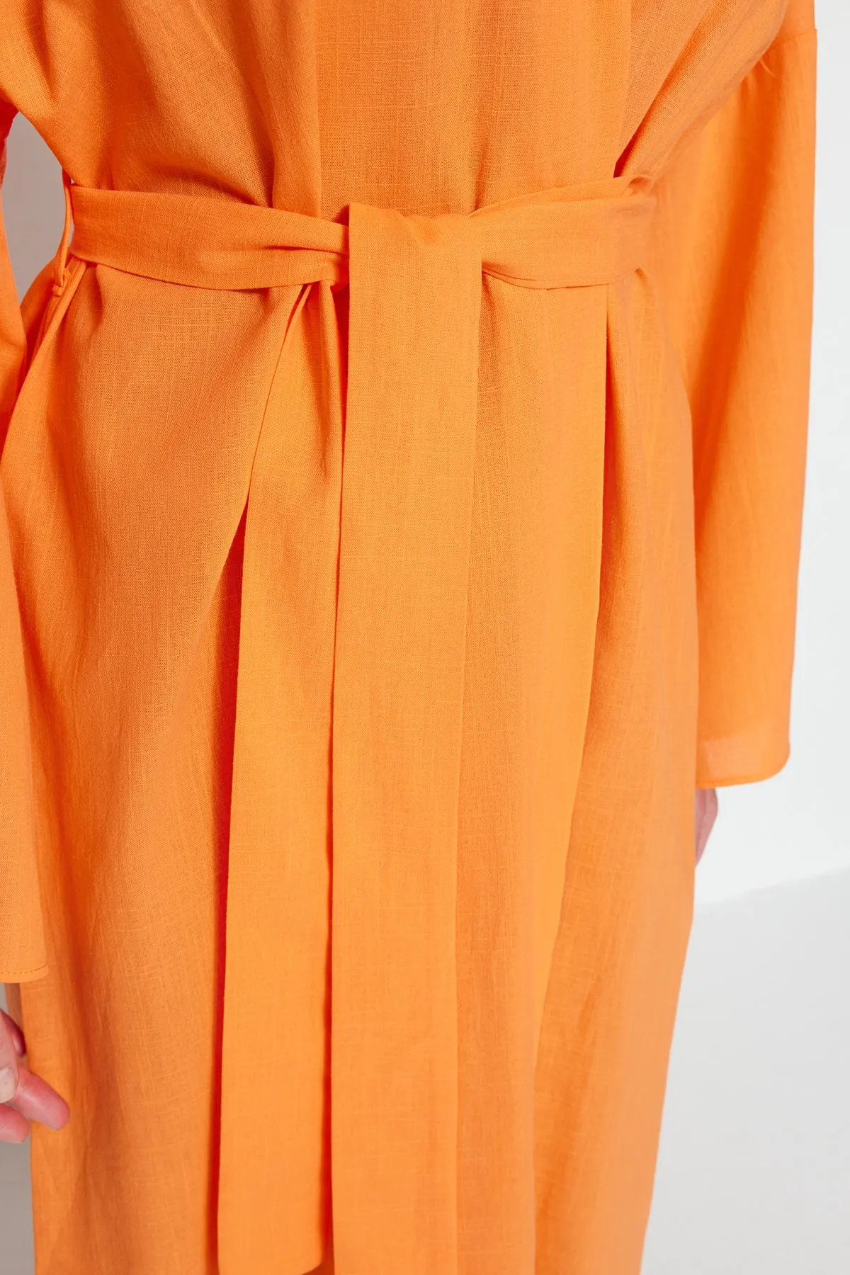Trendyol Collection  Orangefarbener Maxi-Kimono und Kaftan aus Webstoff mit Gürtel TBESS23KM00044