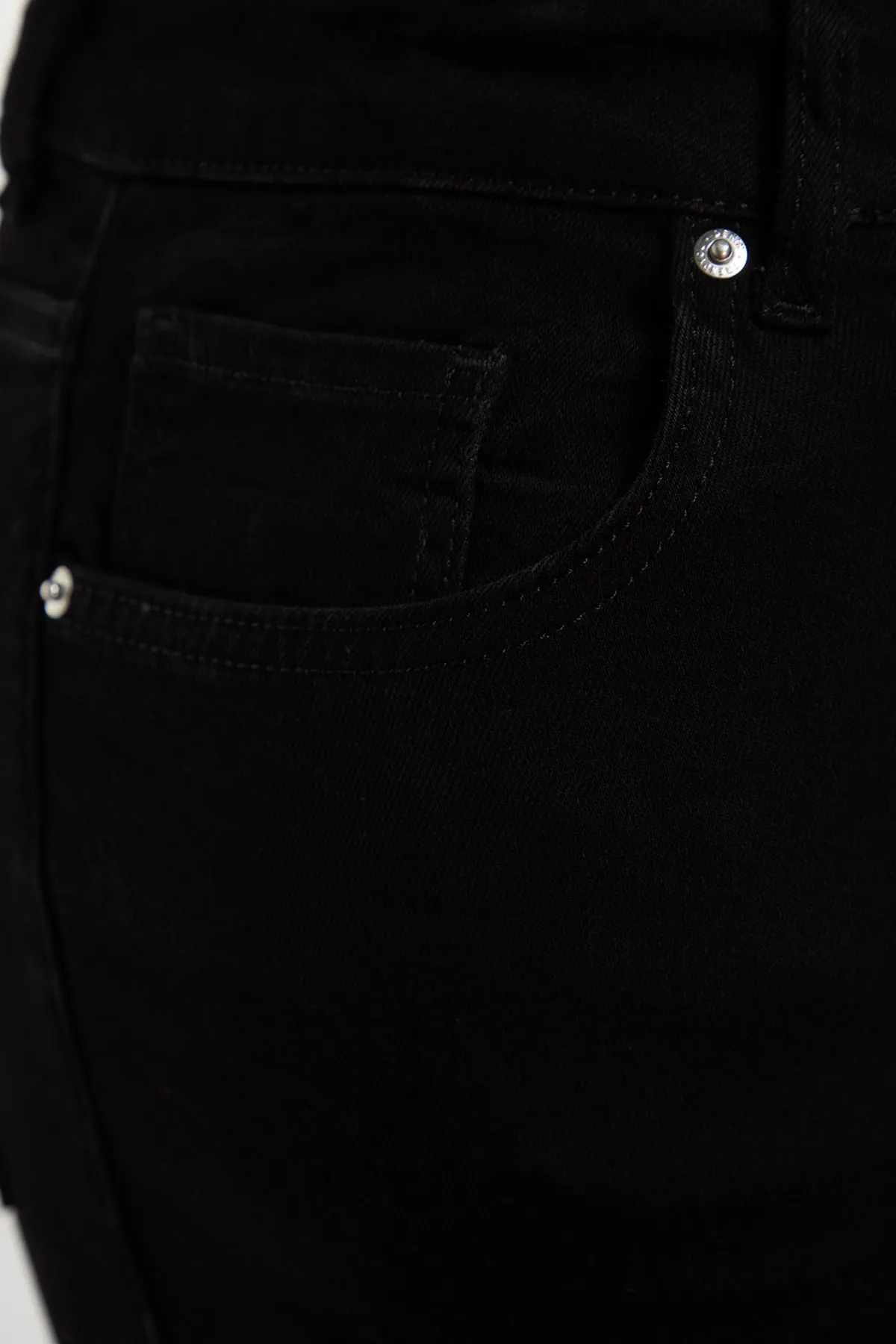 Trendyol Curve  Schwarze, dehnbare Skinny-Jeans mit hoher Taille TBSSS22JE0189