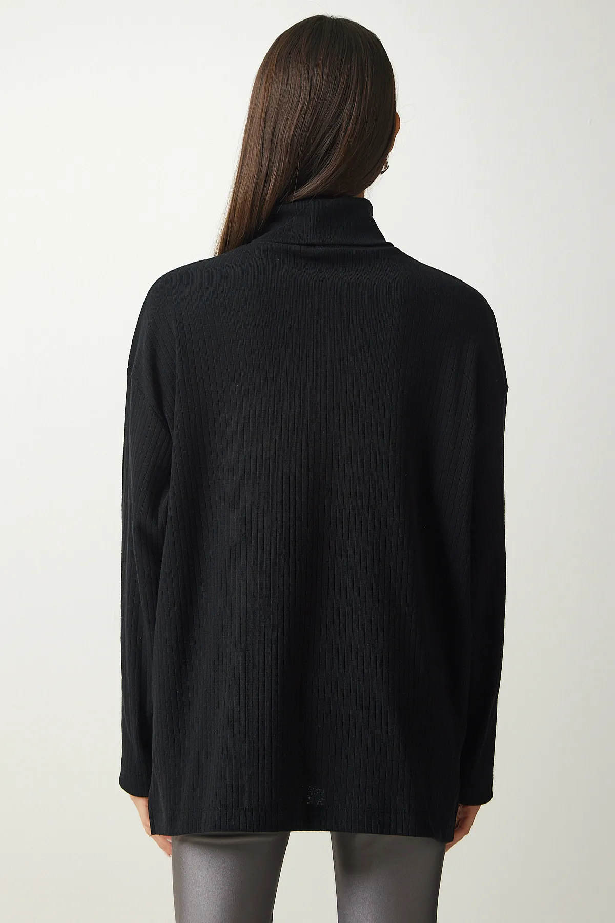 Happiness İstanbul  Schwarze, gerippte, übergroße Strickbluse mit Rollkragen für Damen UB00213