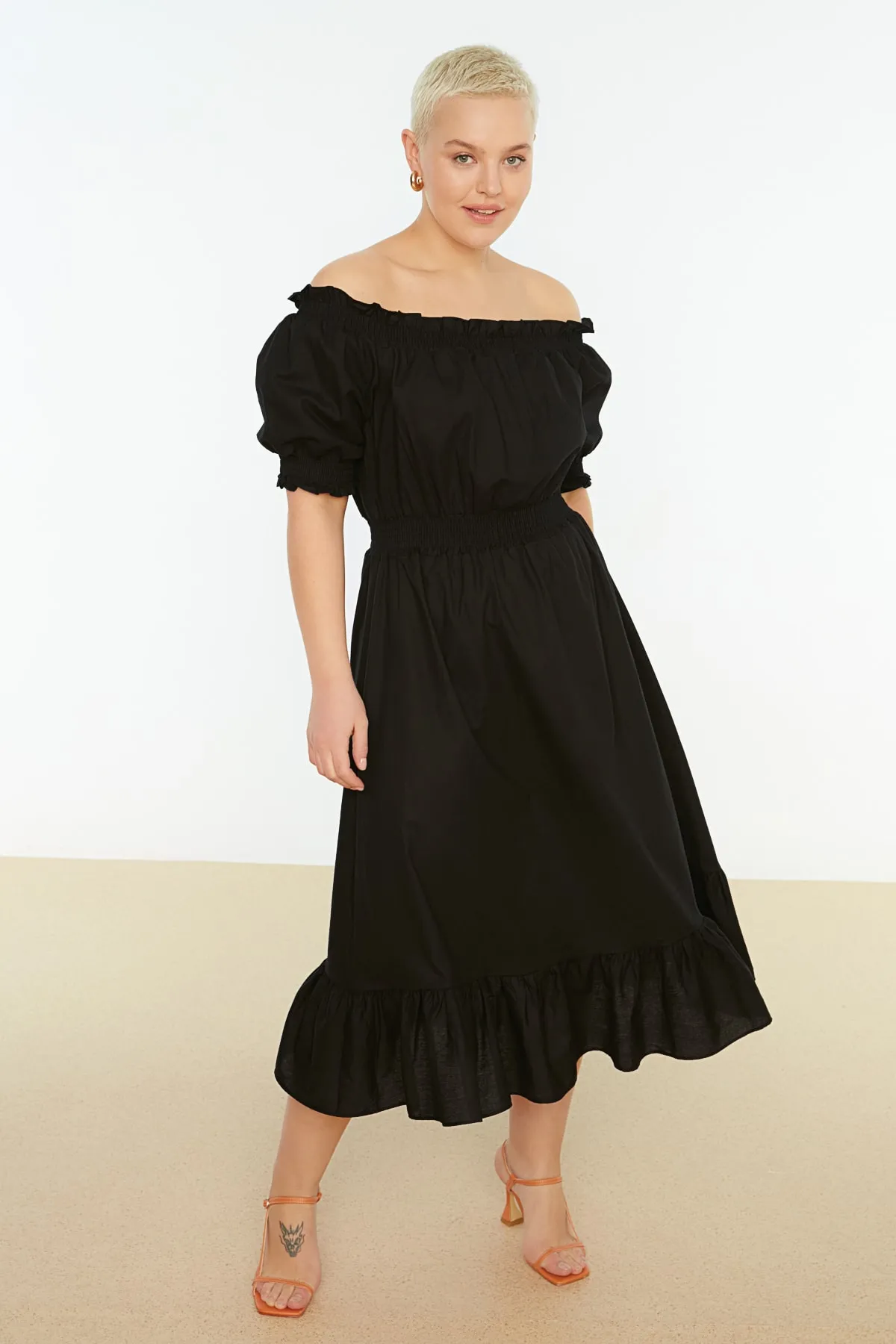 Trendyol Curve  Schwarzes gewebtes Kleid mit gerafftem Carmenkragen TBBSS22EL1633