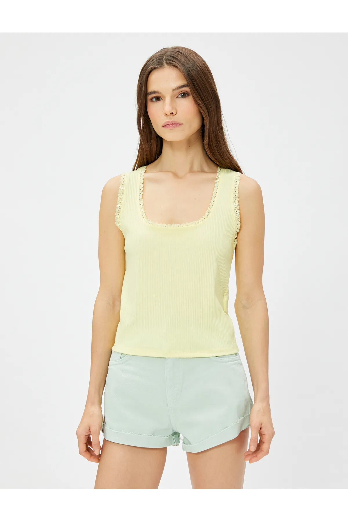 Koton  Geripptes Tanktop mit dicken Trägern und Spitzendetail