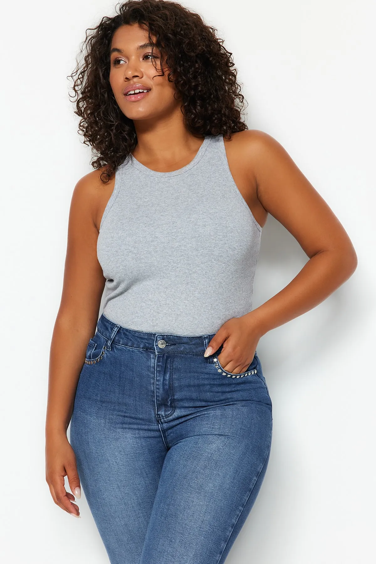 Trendyol Curve  Basic-Strick-Tanktop in Grau-Melange mit Neckholder-Kragen TBBSS23CV00001