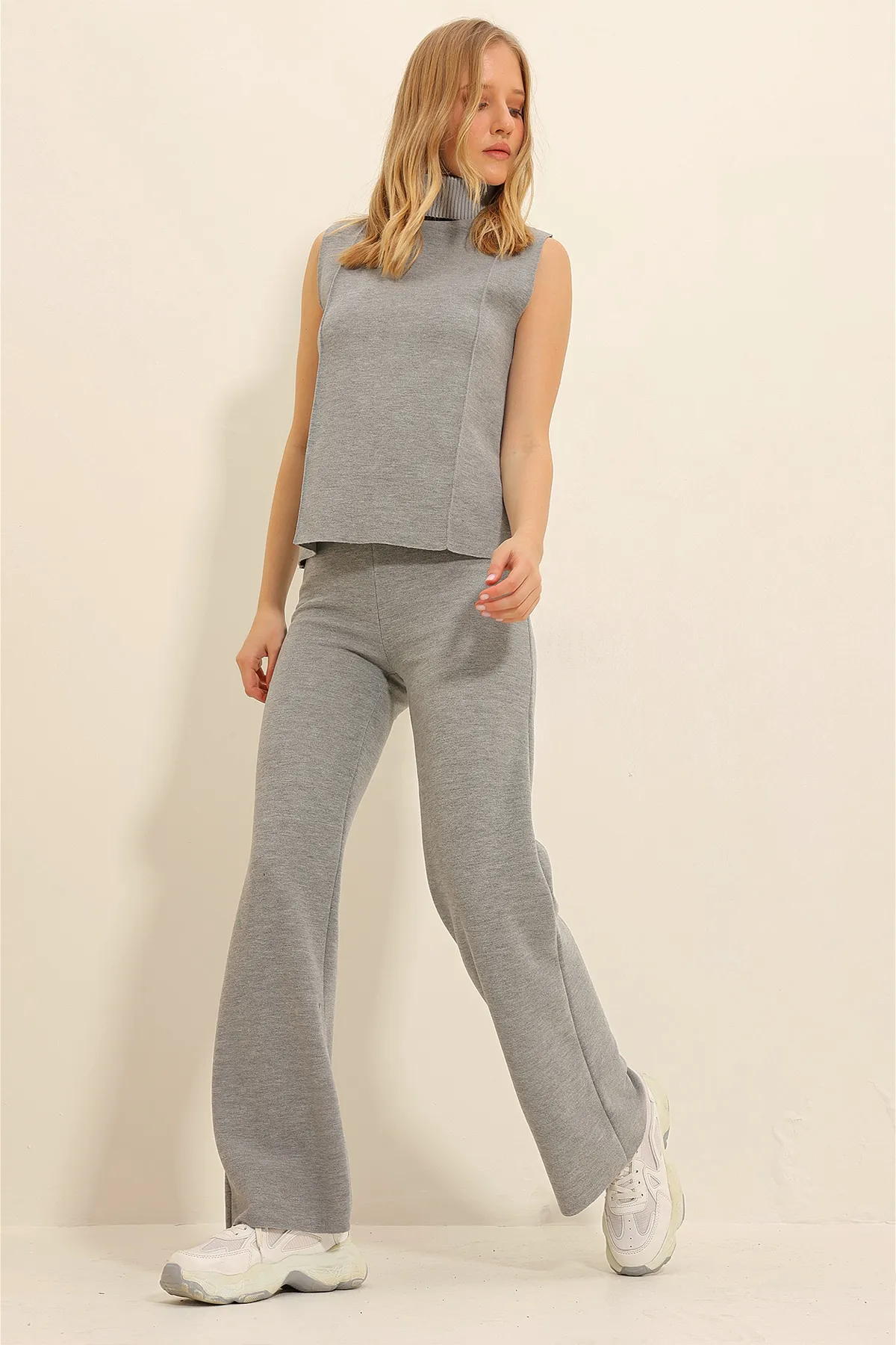 Trend Alaçatı Stili  Damen-Anzug aus grauem Rollkragenpullover vorne genäht, Thessaloniki-Strickstrickhose, Pullover-Anzug ALC-X11302