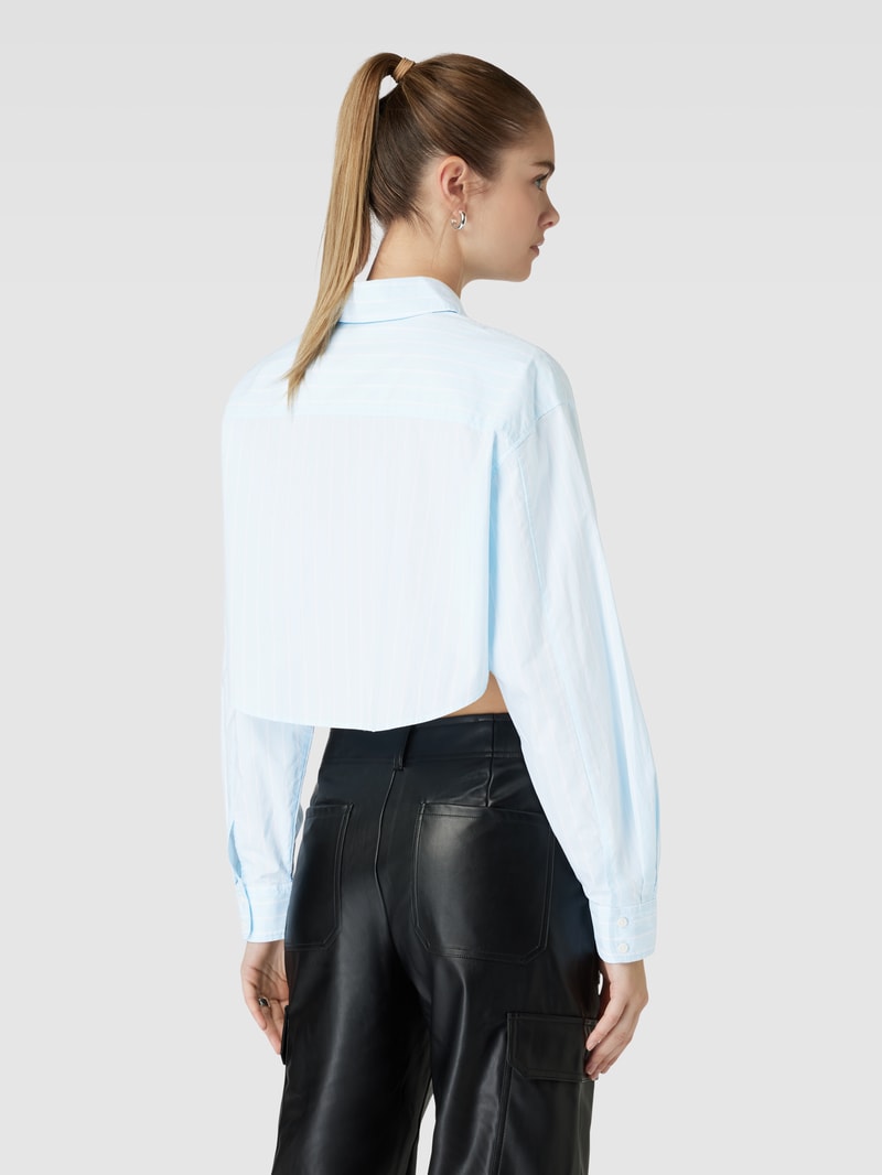 Cropped Bluse mit Label-Patch in hellblau