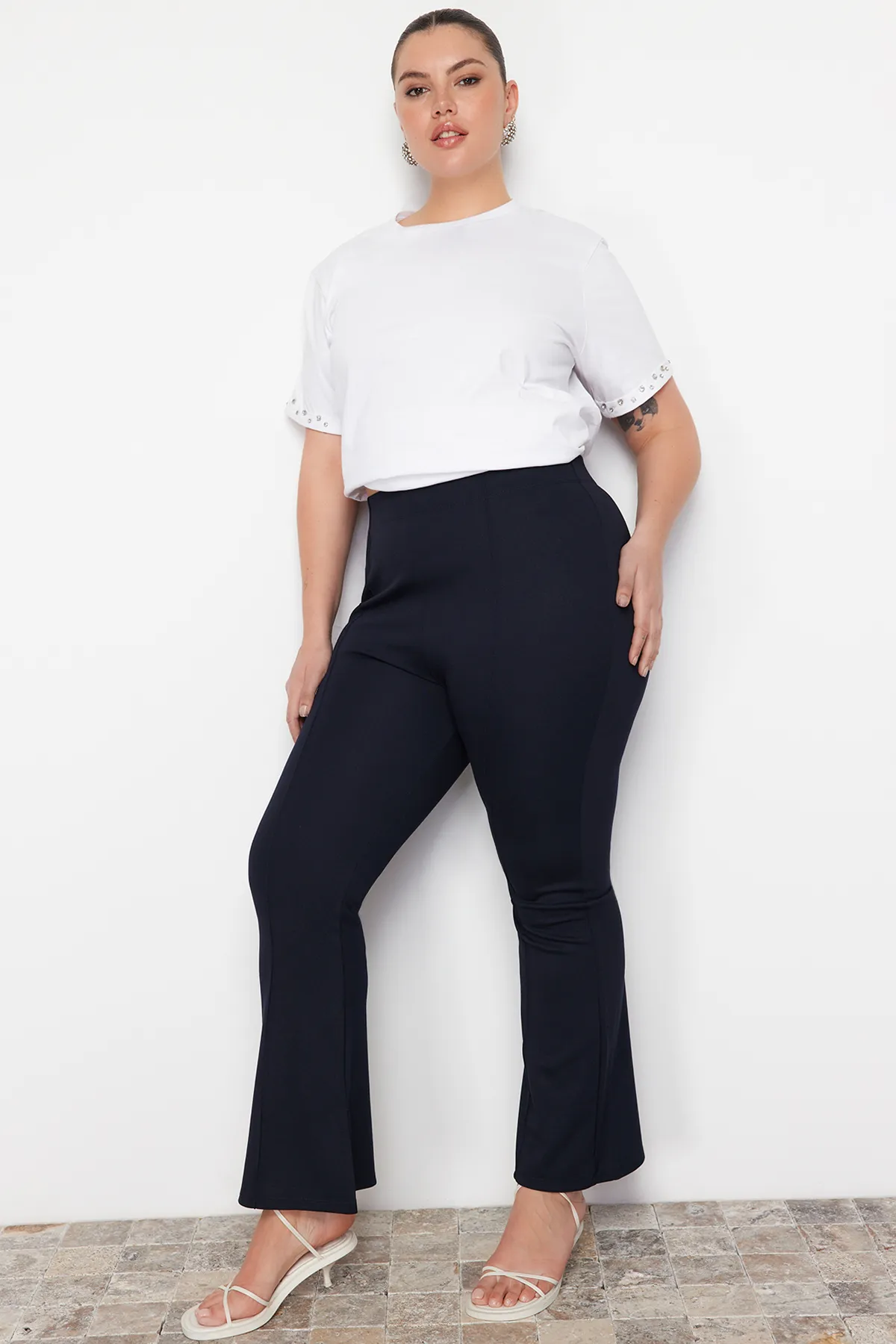 Trendyol Curve  Marineblaue spanische Strickhose mit hohem Bund und Schlitz und detailliertem Schnitt TBBAW23AR00002