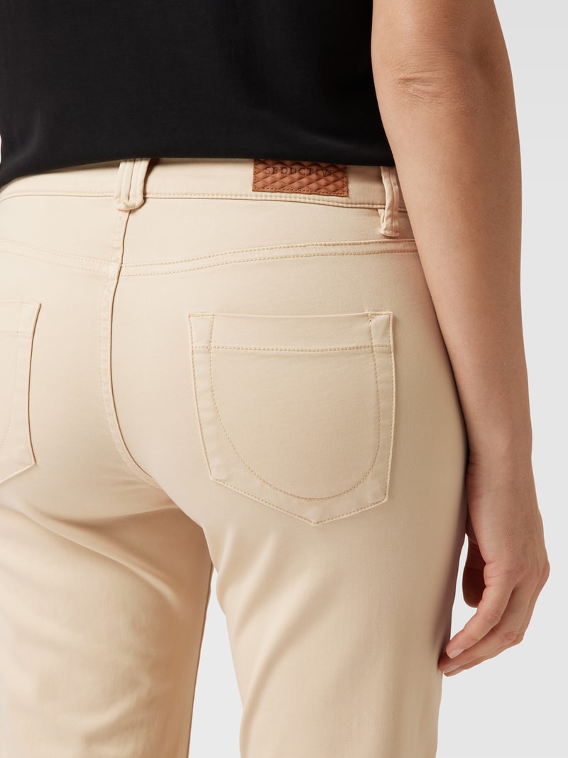 Jeans mit ausgefransten Beinabschlüssen Modell 'CLAIRE CROPPED' in beige