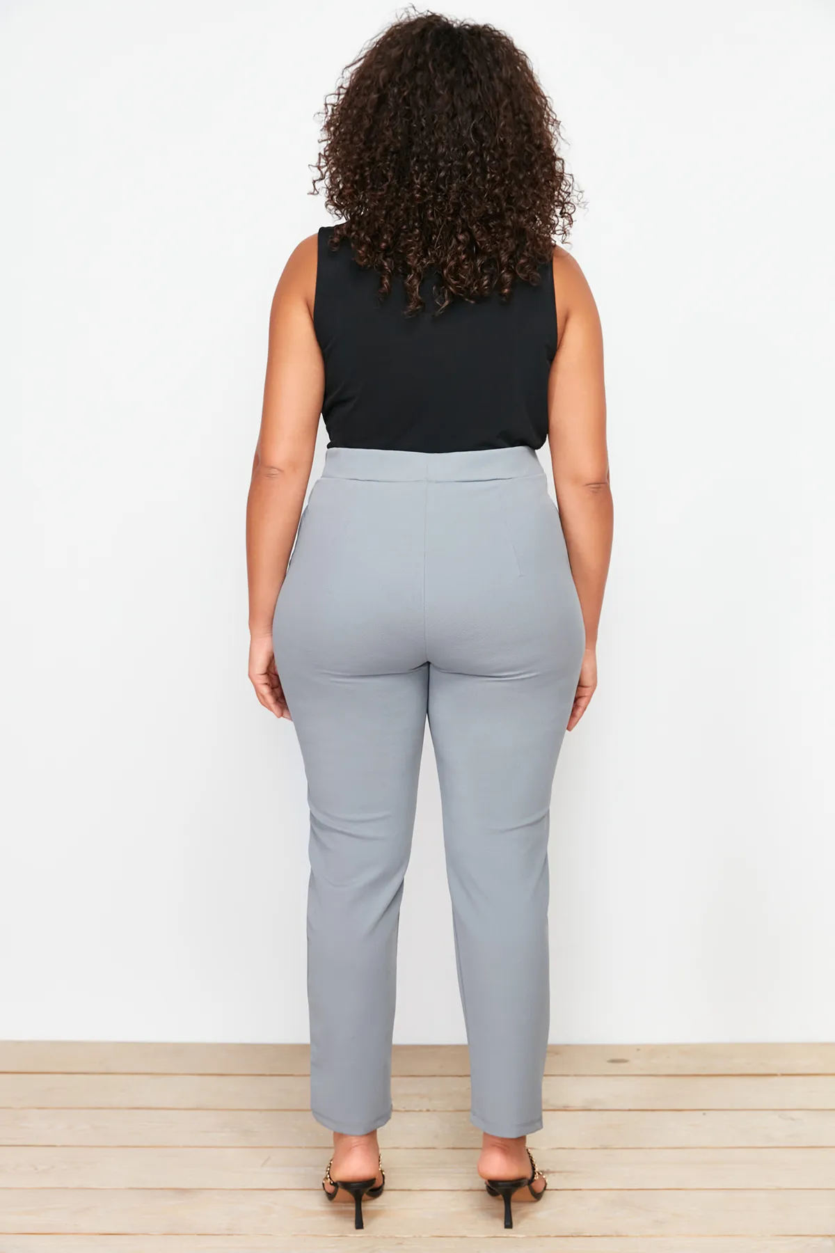 Trendyol Curve  Graue, detaillierte Strickhose mit Zigarettenzubehör TBSSS24AR00023