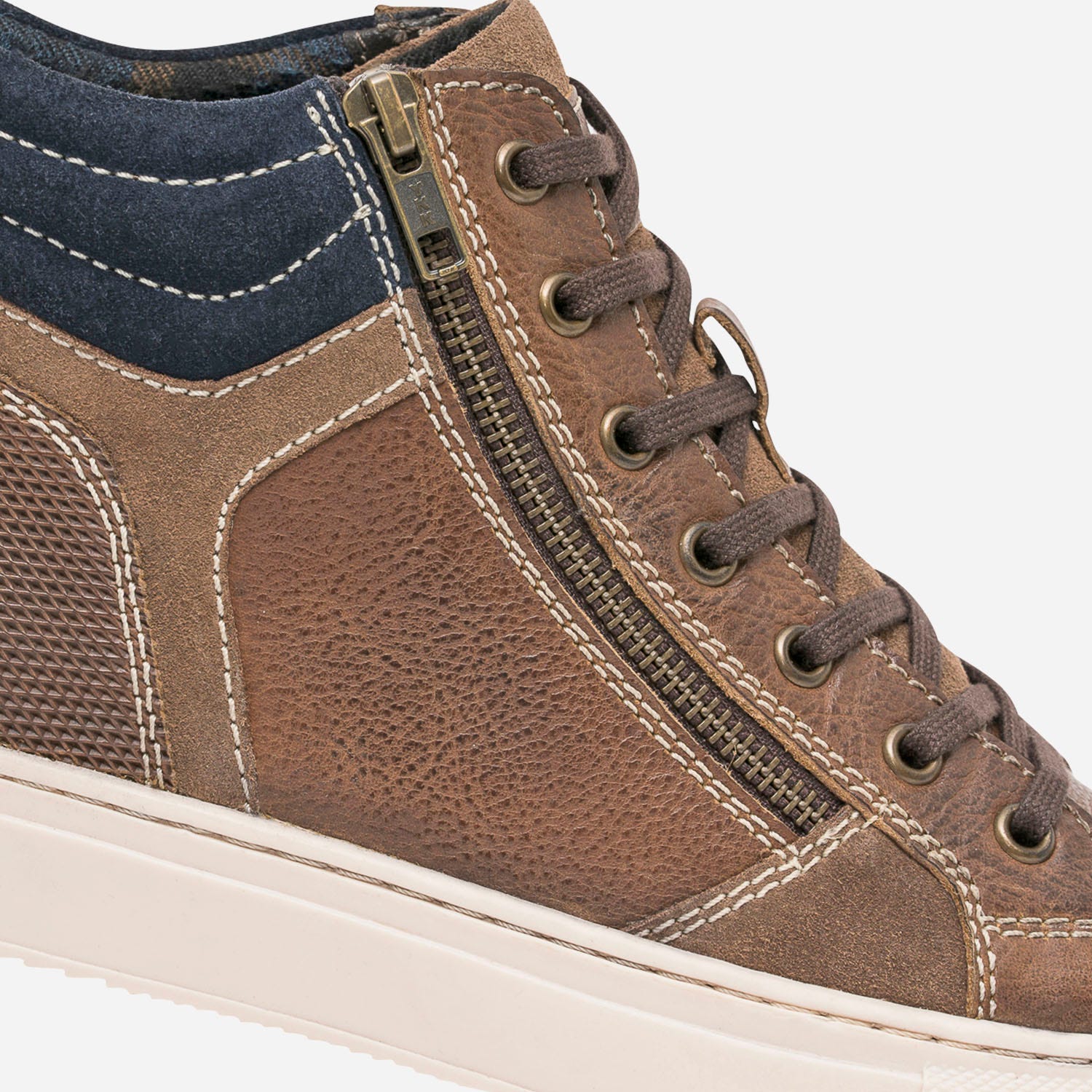Basket marron en cuir détails marine