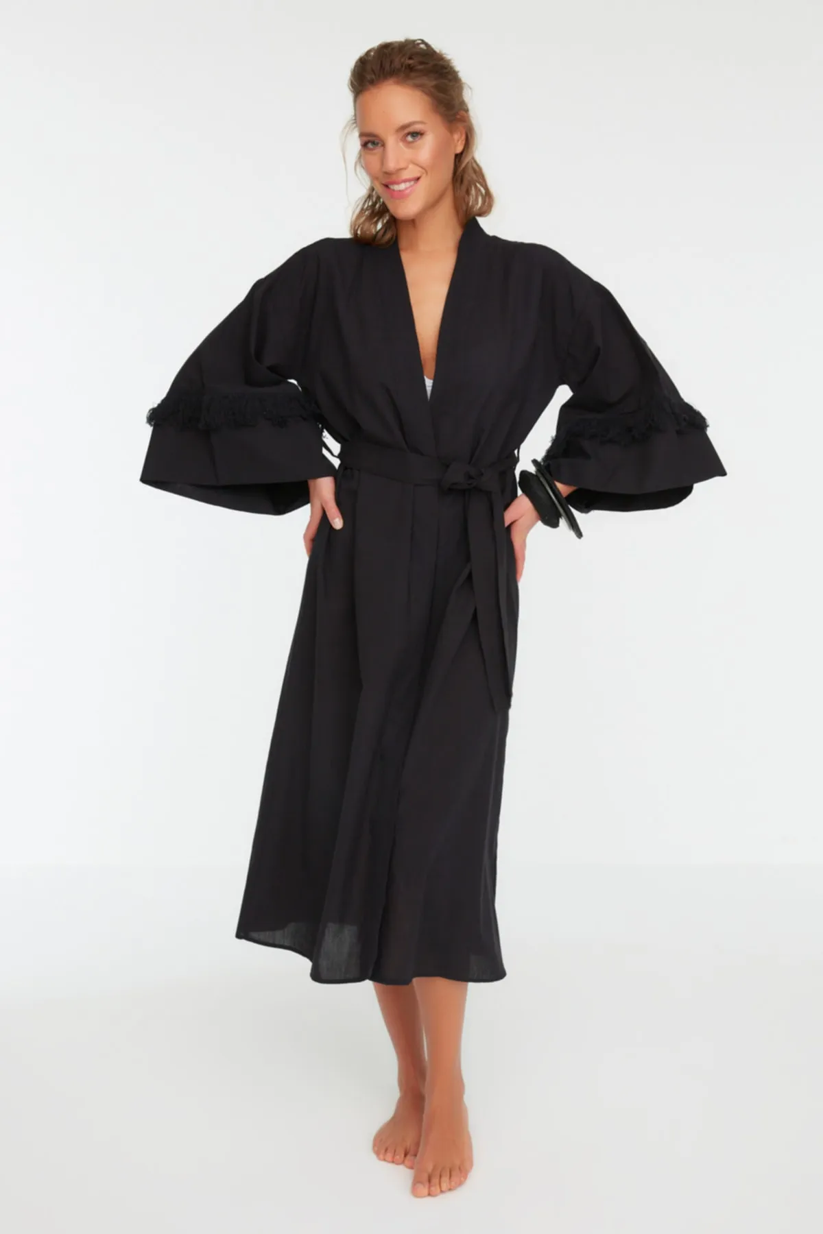 Trendyol Collection  Schwarzer Maxi-Kimono und Kaftan aus 100 % Baumwolle mit Gürtel und Quasten TBESS22KM0046