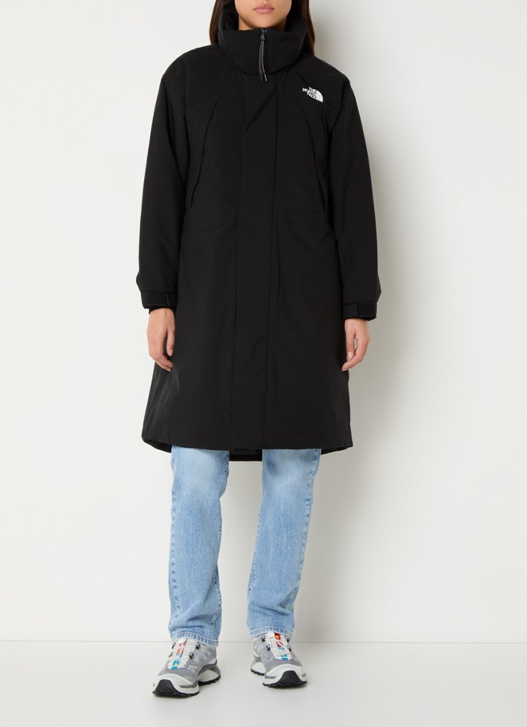Parka The North Face cu buzunare matlasate cu fermoar și glugă care se poate depozita.