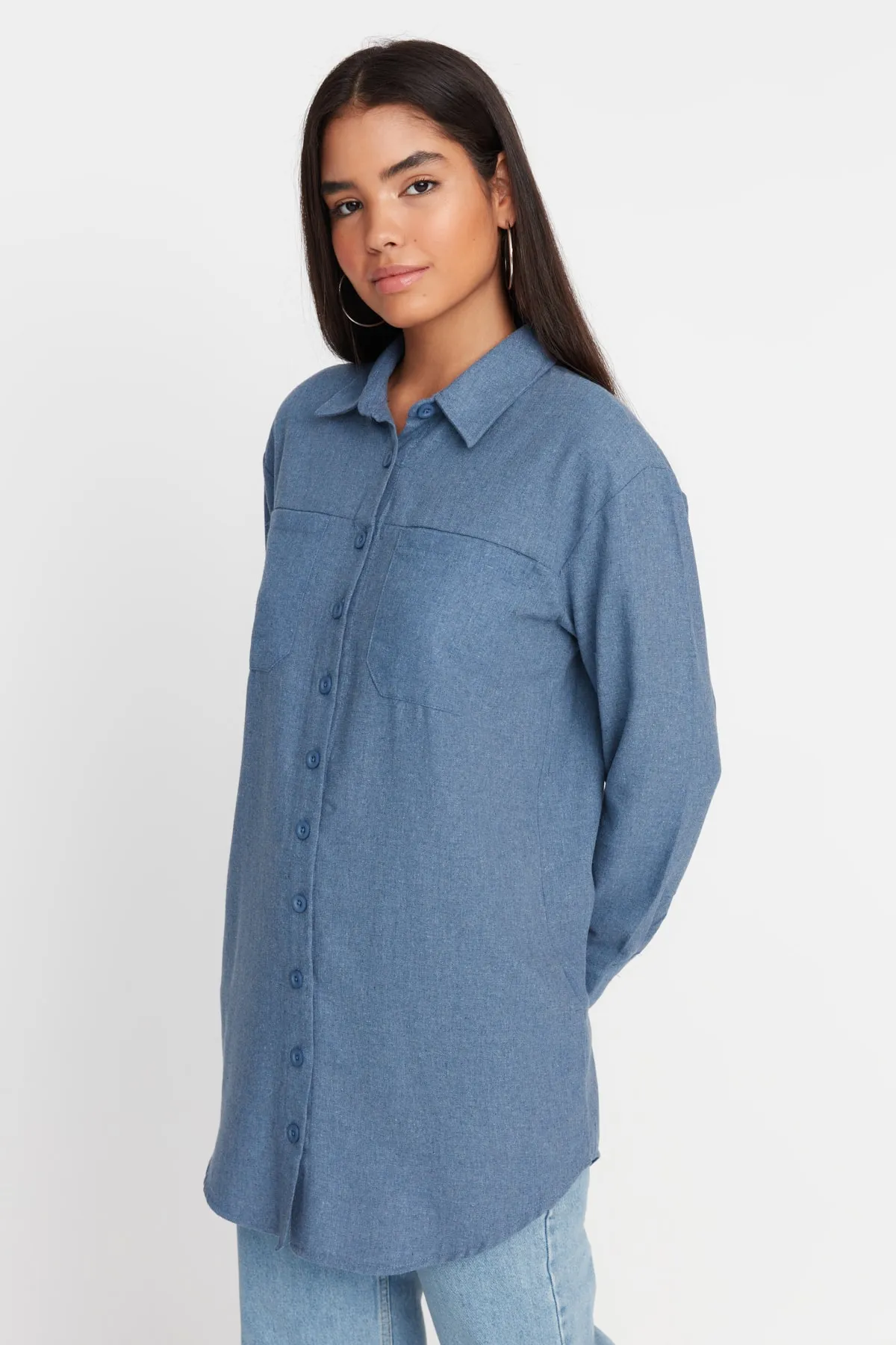 Trendyol Modest  Blaue gewebte Winter-Hemdjacke mit zwei Taschen TCTAW23TG00052