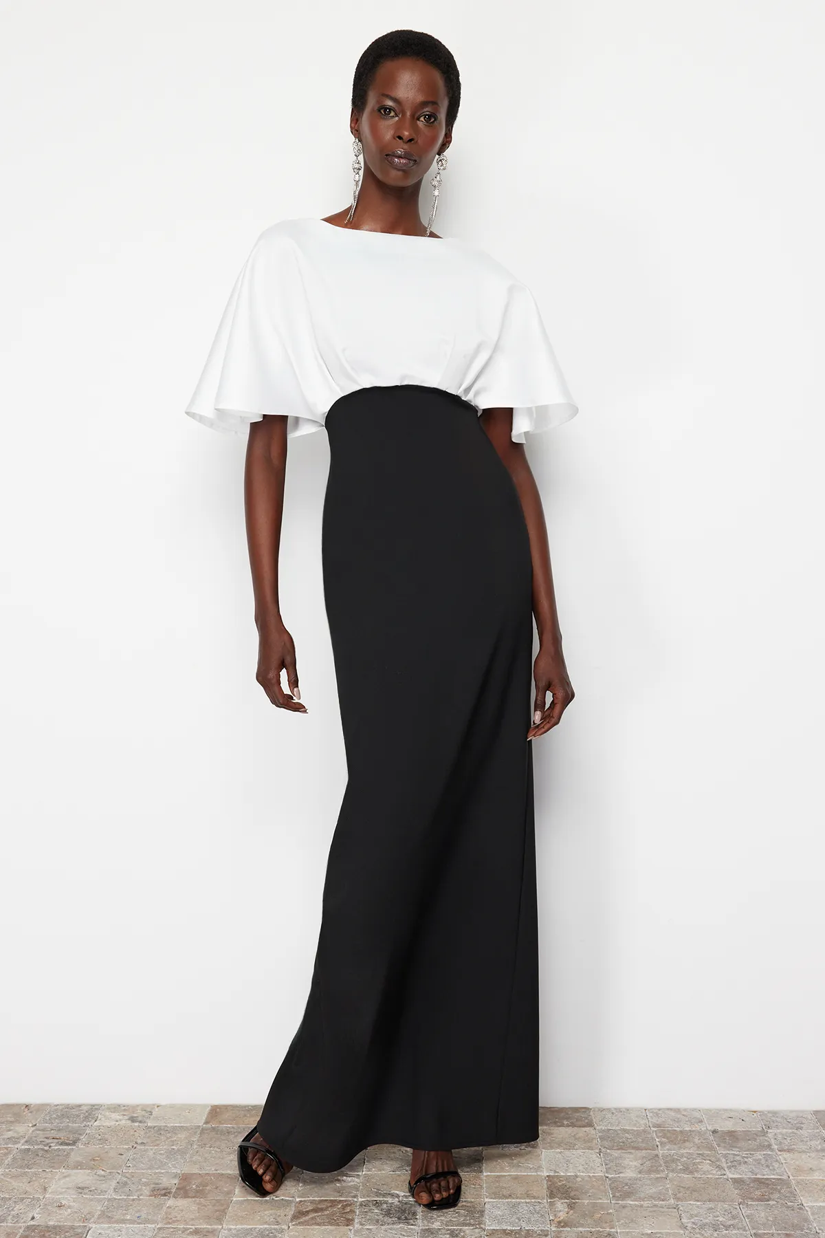 Trendyol Collection  Schwarz-weißes Oberteil aus mattem Satin, langes Abendkleid TPRSS24AE00025