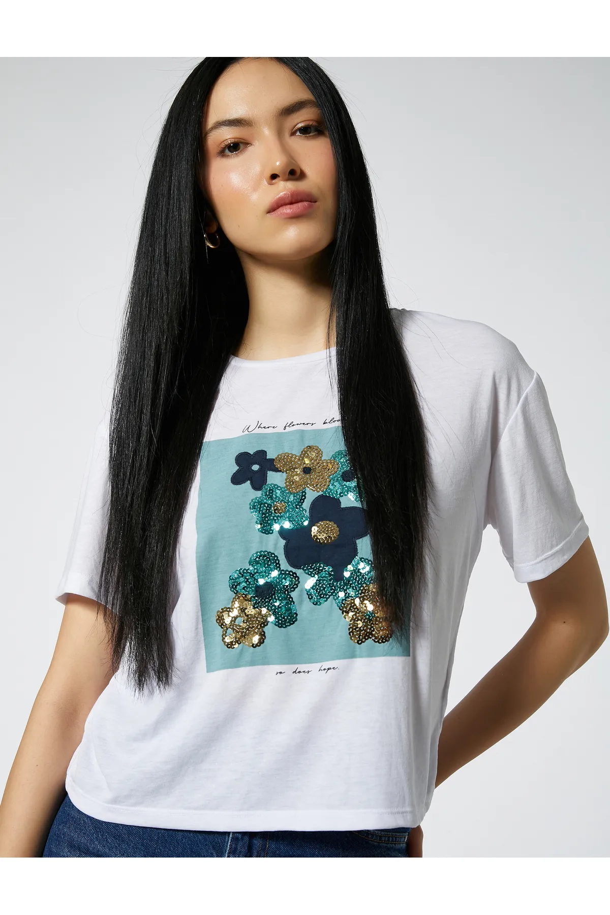 Koton  Mit Pailletten bedrucktes T-Shirt mit Rundhalsausschnitt und kurzen Ärmeln