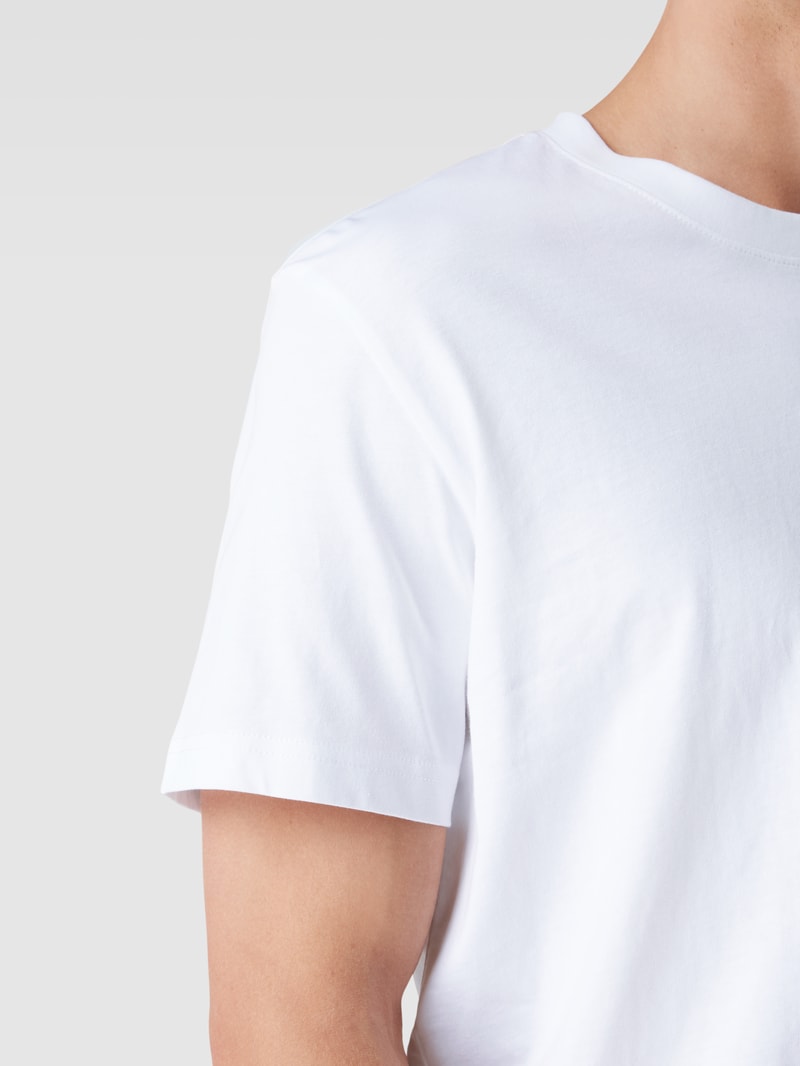 Regular Fit T-Shirt mit Label-Detail in weiss